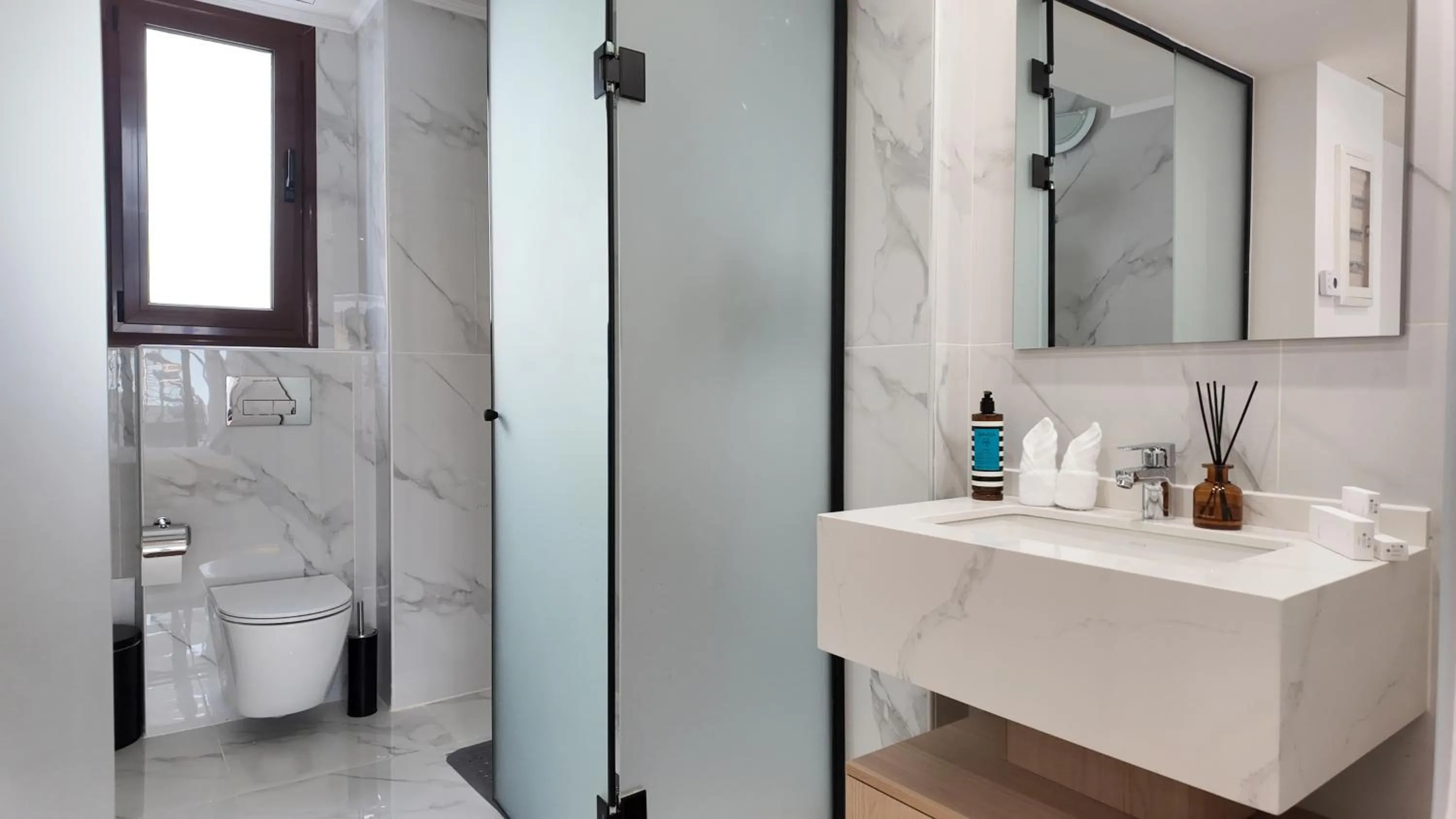 Toilet in CC LUX Suites in Piraeus Port