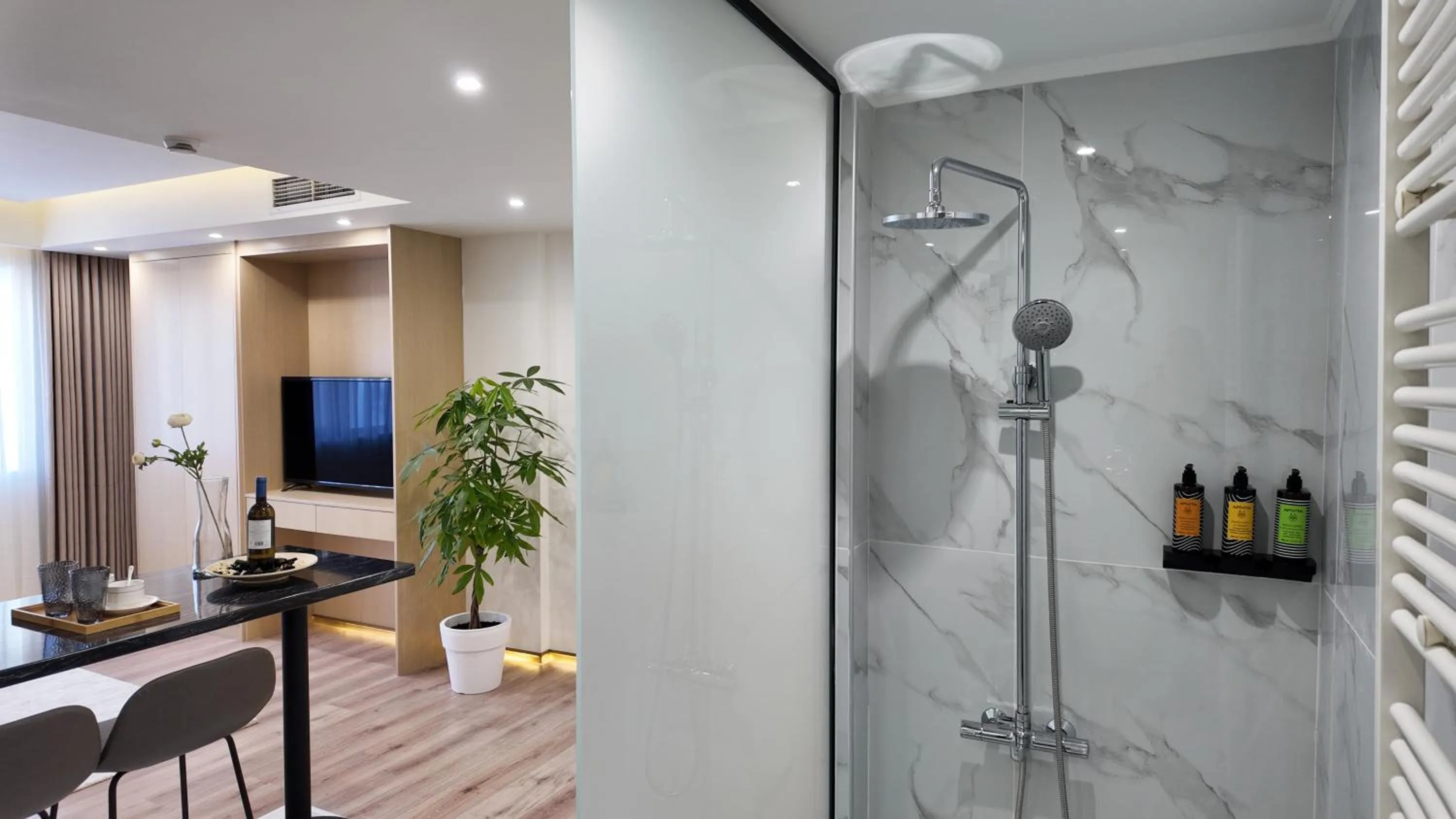 Shower in CC LUX Suites in Piraeus Port