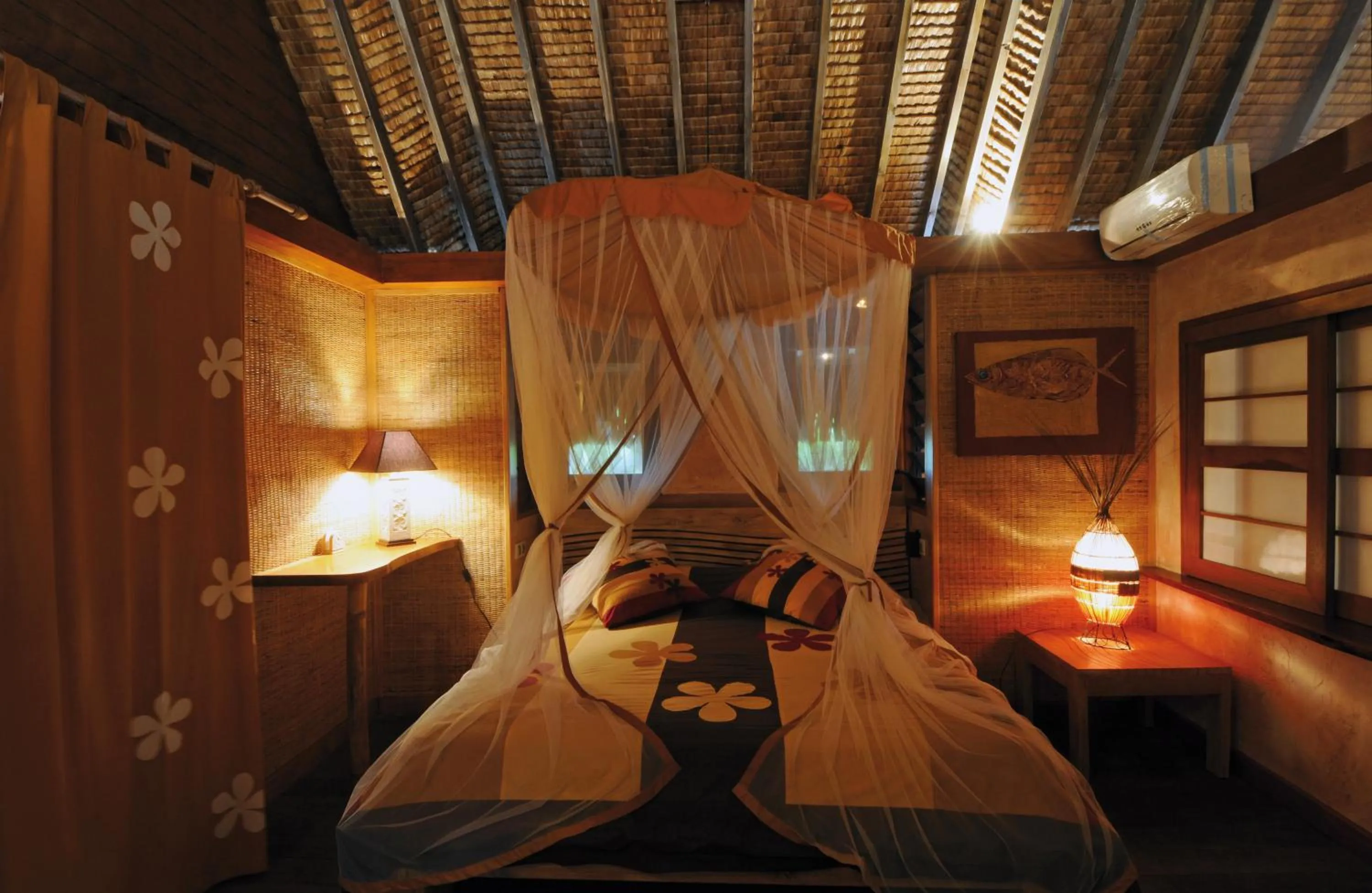 Photo of the whole room, Bed in Green Lodge Moorea