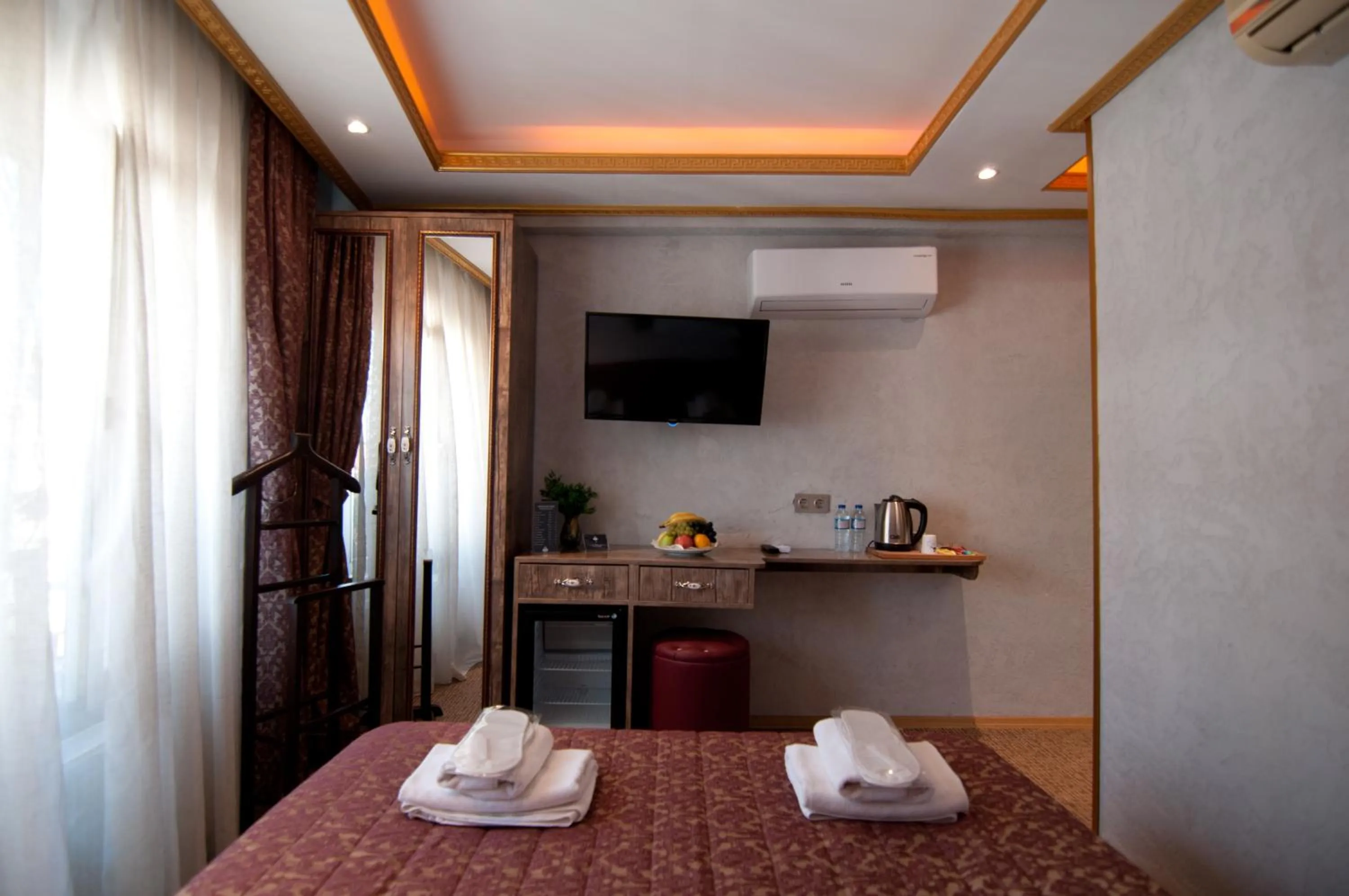 Coffee/tea facilities, Bed in Grand Ambiance Hotel