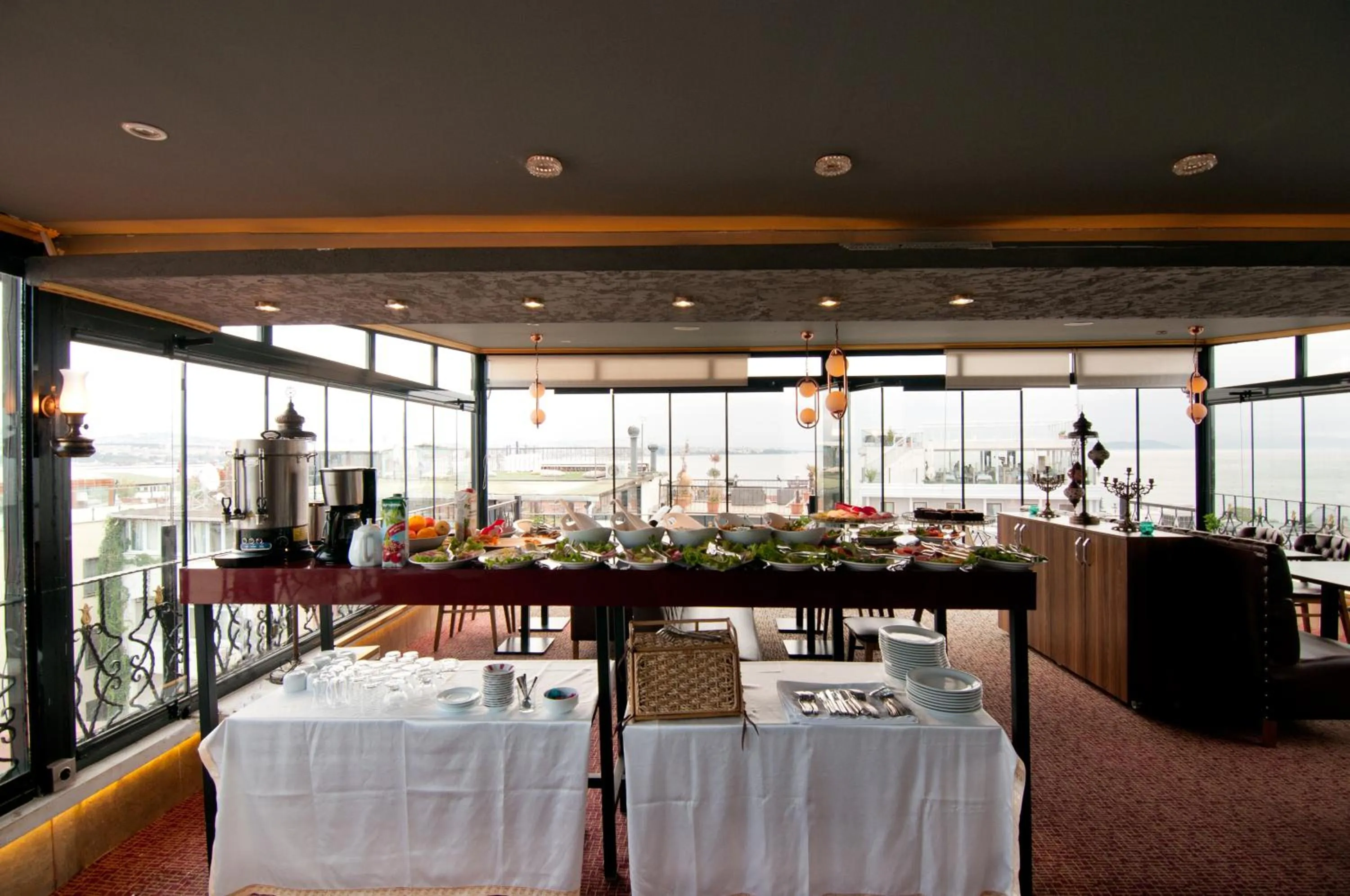 Restaurant/places to eat in Grand Ambiance Hotel