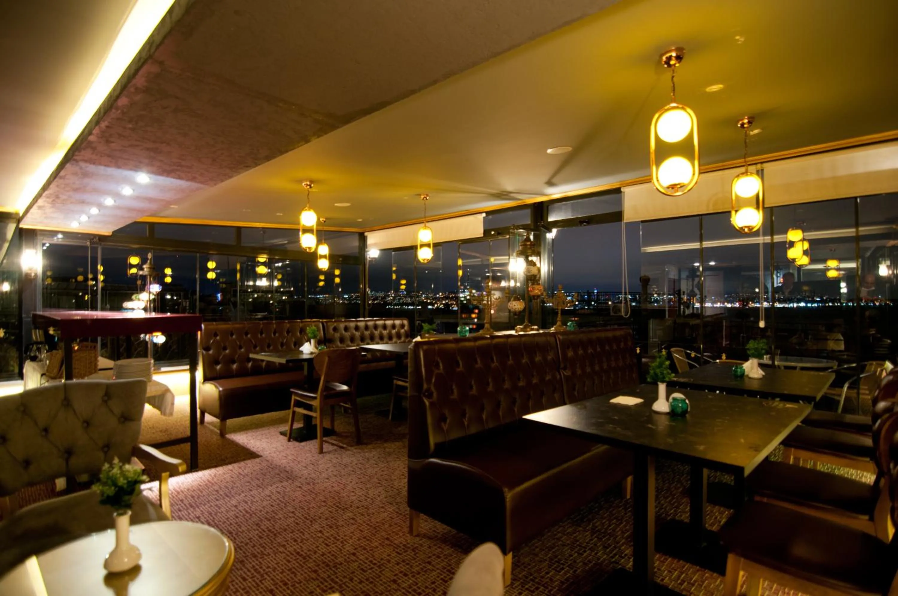 Restaurant/places to eat in Grand Ambiance Hotel