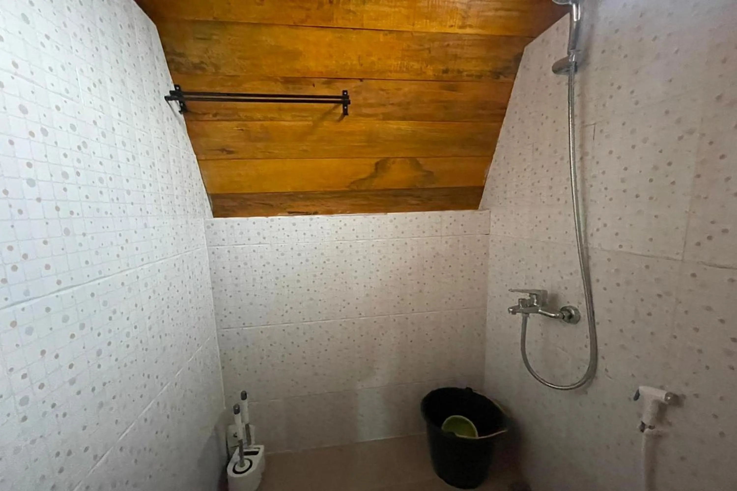 Shower in Villa Tapian Banda