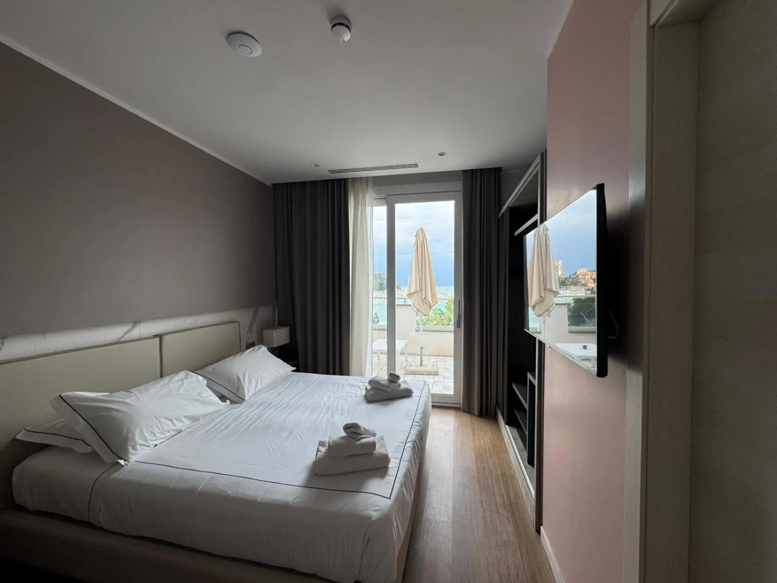 View (from property/room), Bed in Hotel Byron