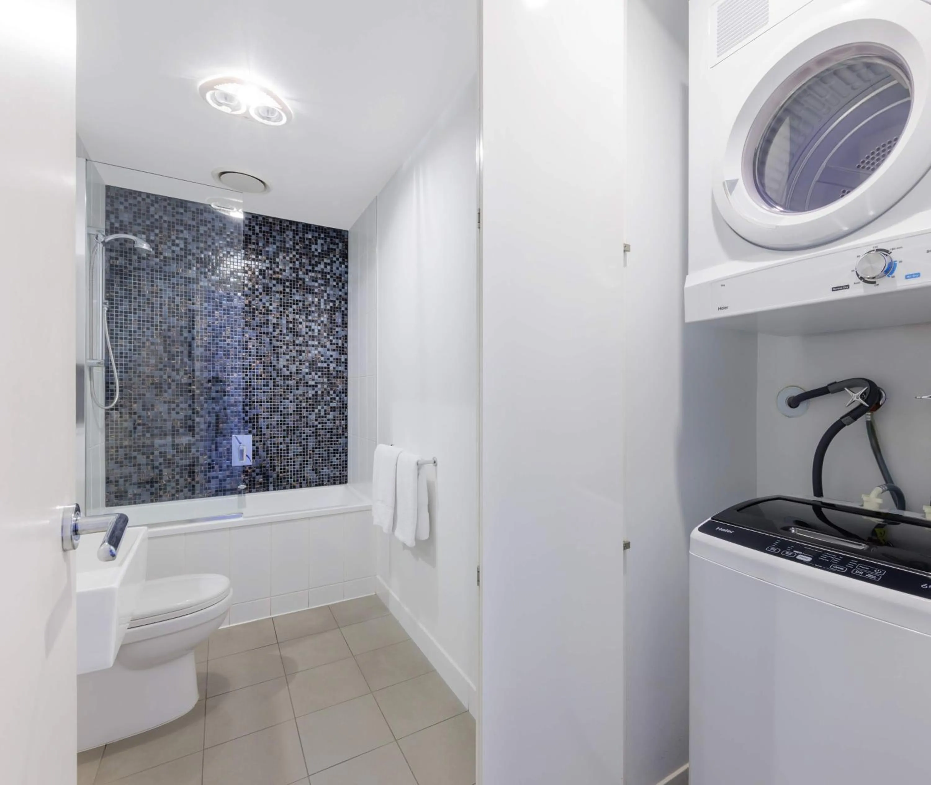 Shower in Oaks Melbourne Flemington Suites