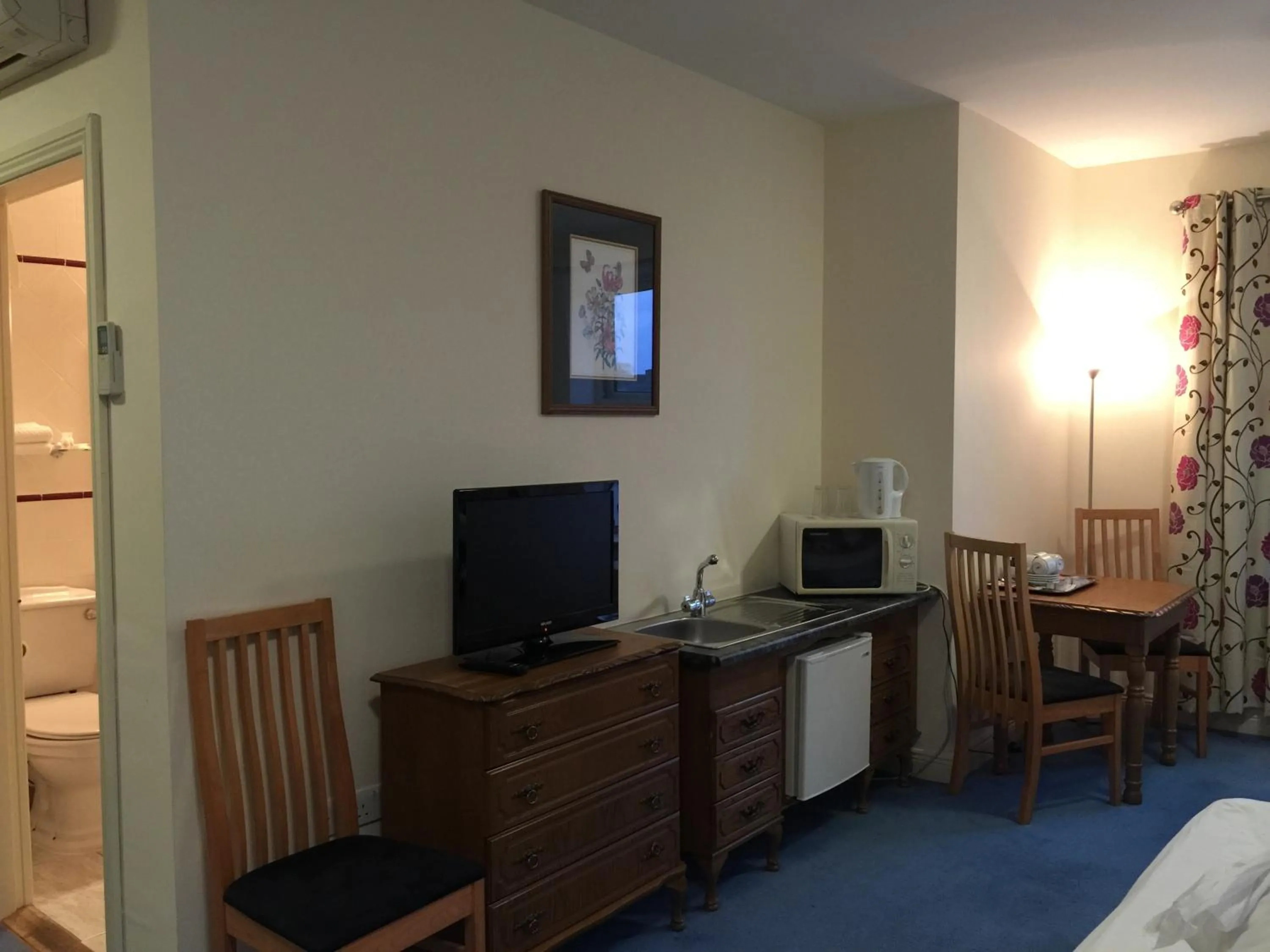 Coffee/tea facilities, Bed in O Donovans Hotel