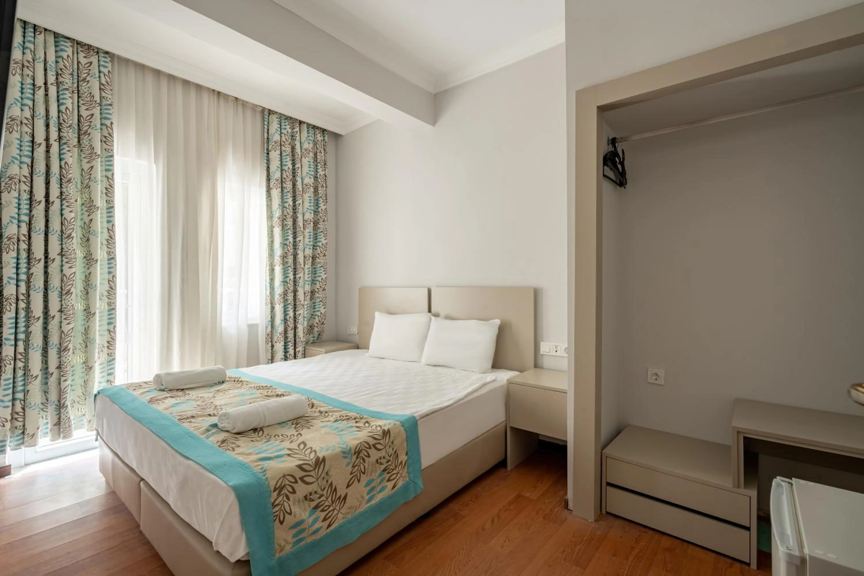 Bed in Side Nusso Beach Club - All Inclusive