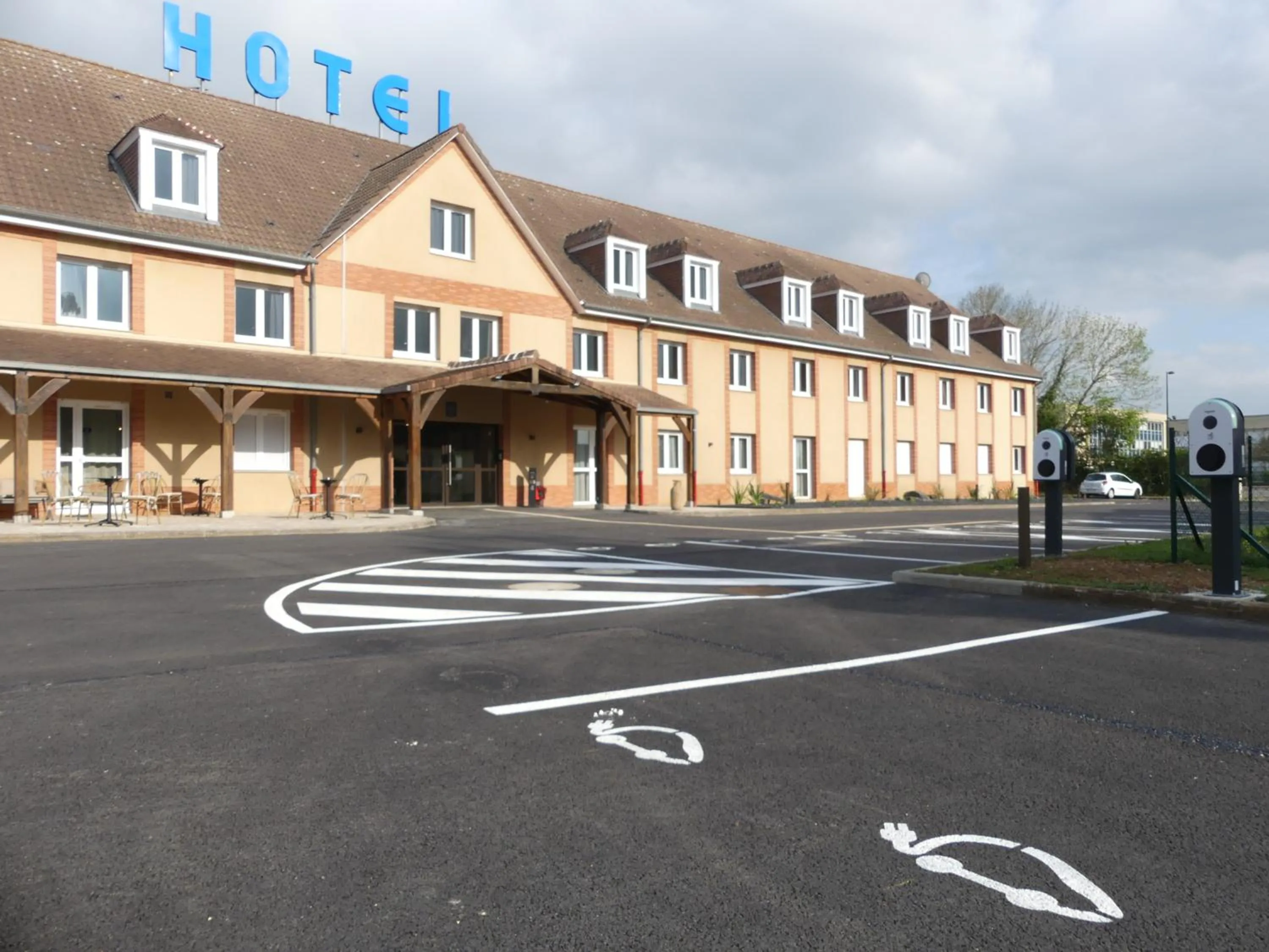 Parking in Brit Hotel Confort Alençon