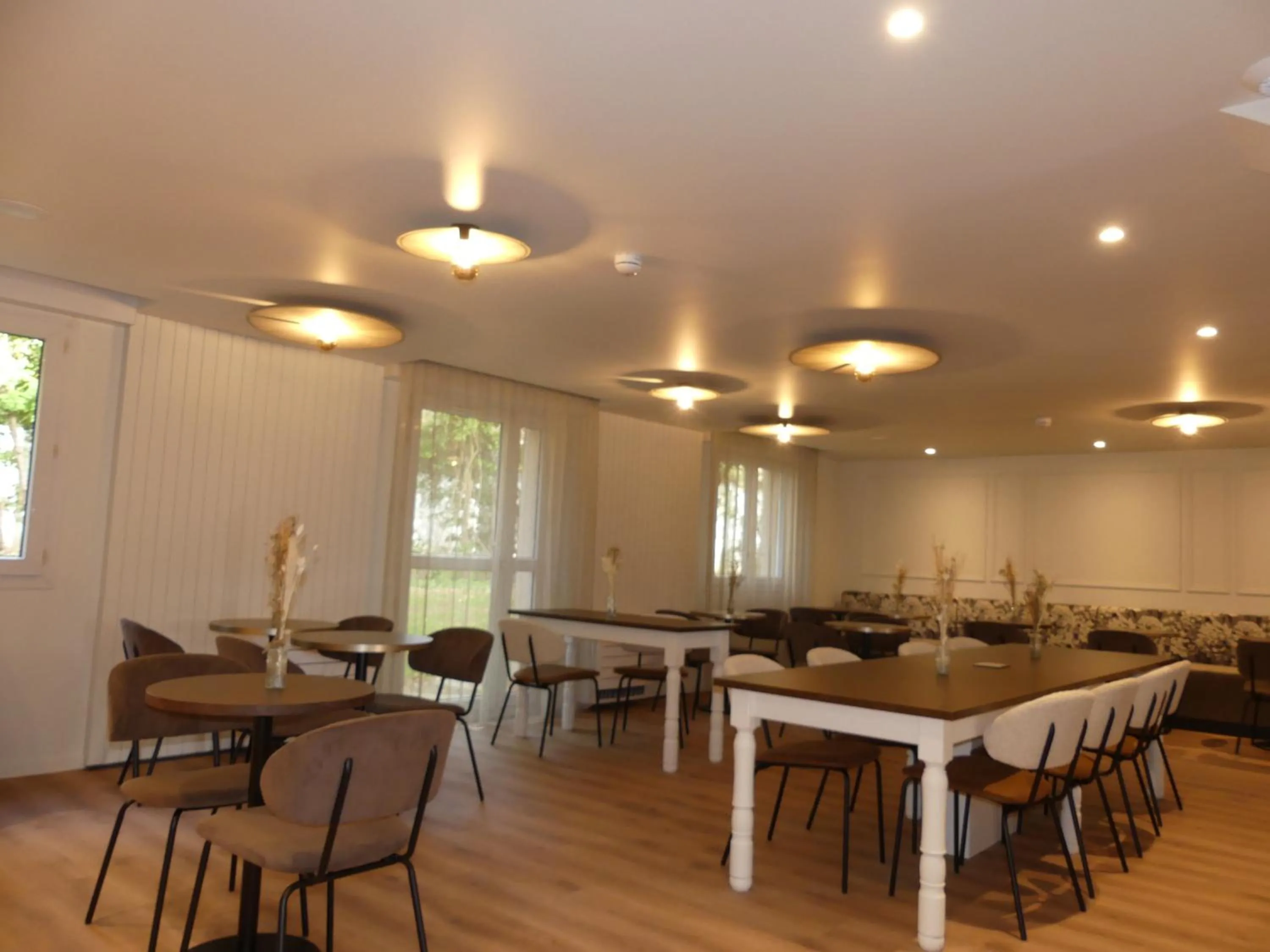 Seating area in Brit Hotel Confort Alençon