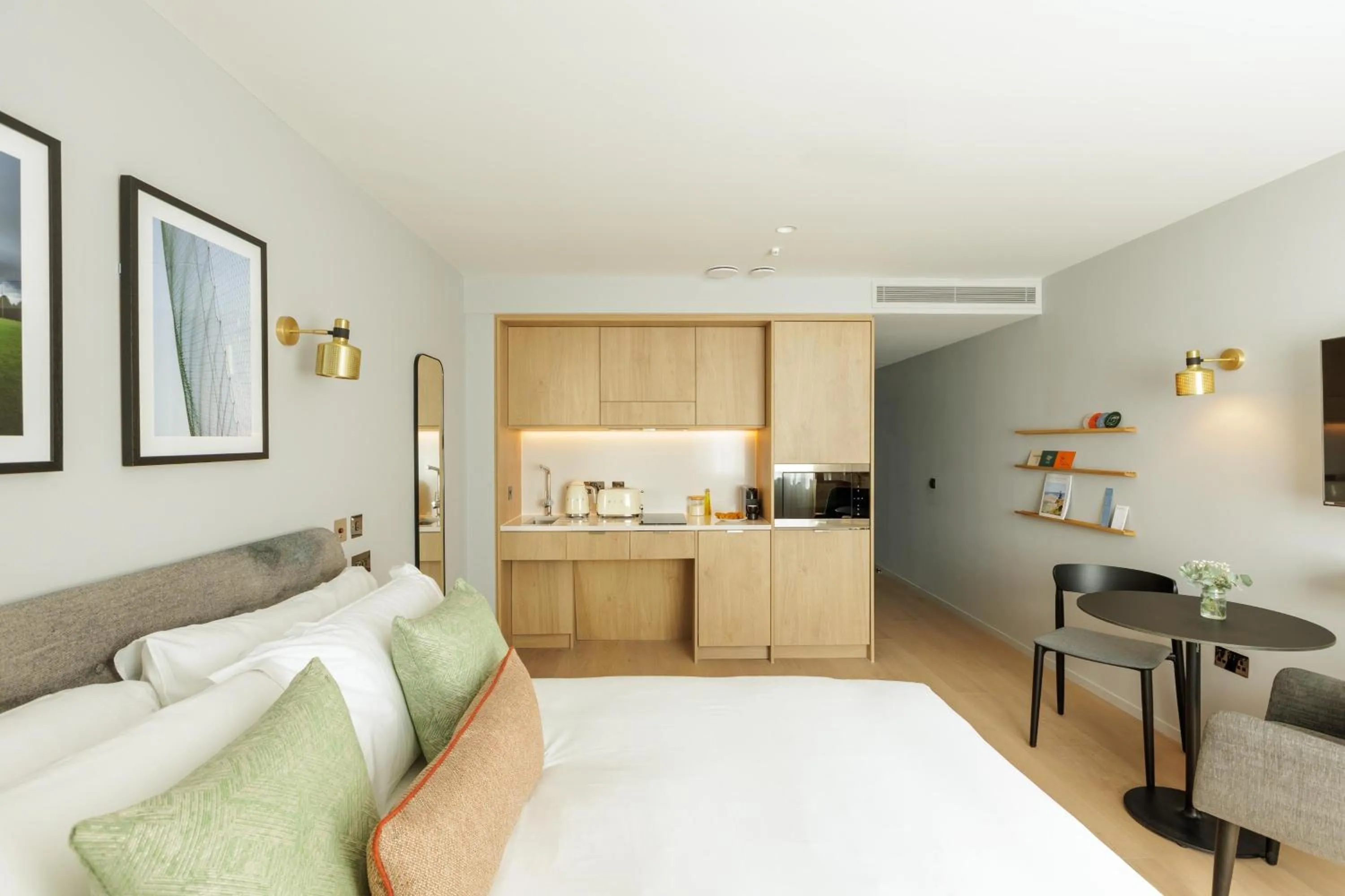 Photo of the whole room, Bed in Wilde Cambridge City Centre