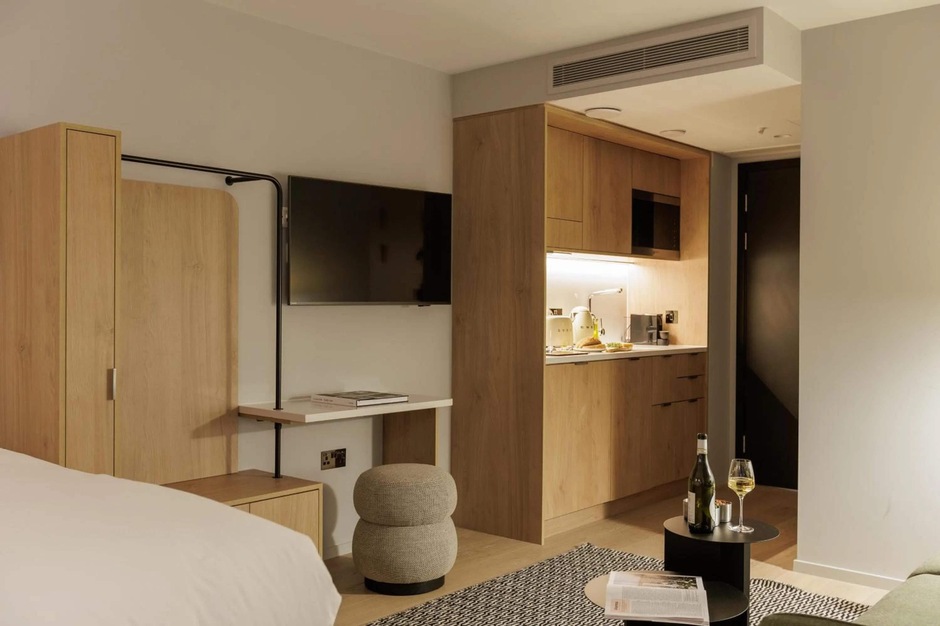 Kitchen or kitchenette, Bed in Wilde Cambridge City Centre