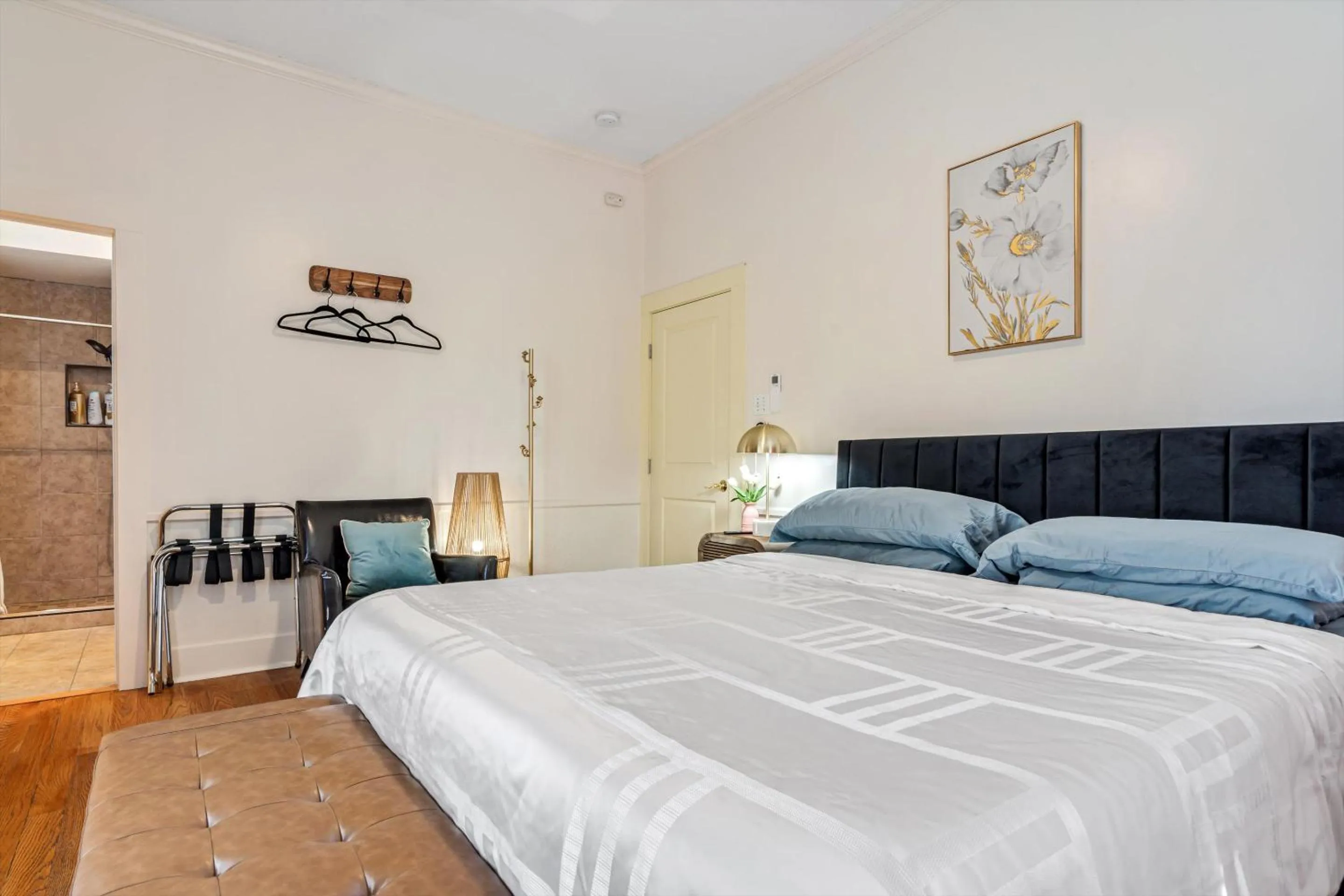 Bed in Cinnamon Bear Creekside Inn