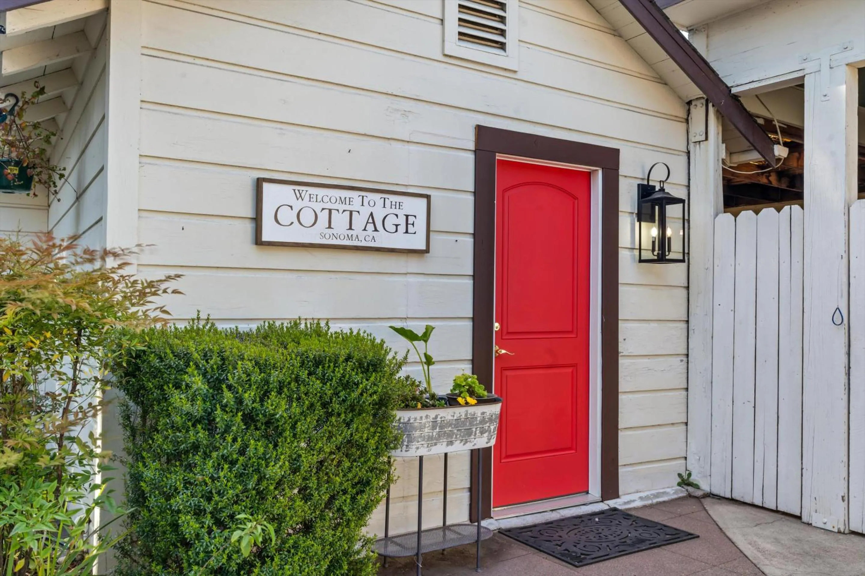 Cinnamon Bear Creekside Inn