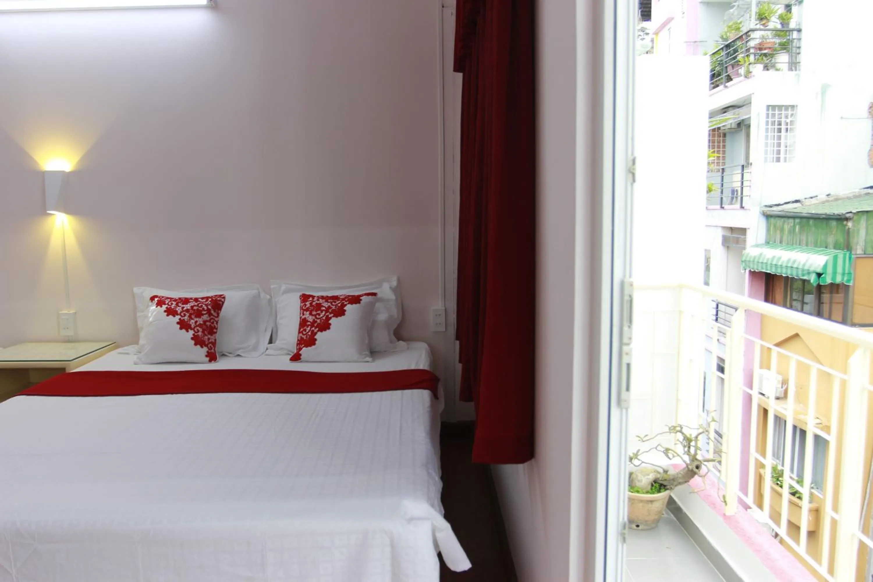 Bed in QUANG SAIGON Hotel- 40-7 Bùi Viện-Walking street