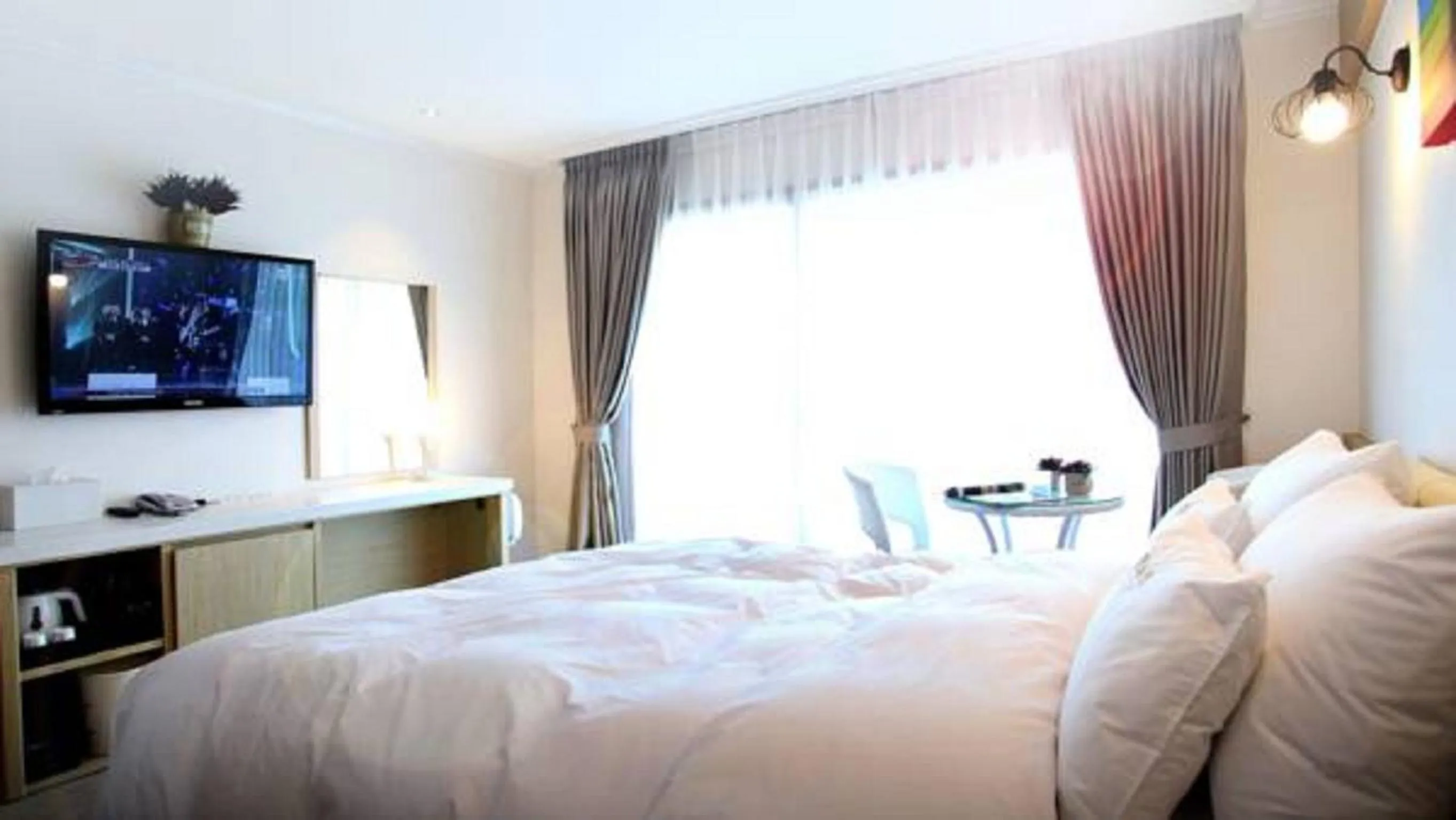 Balcony/Terrace, Bed in Tongyeong Bay Condo Hotel