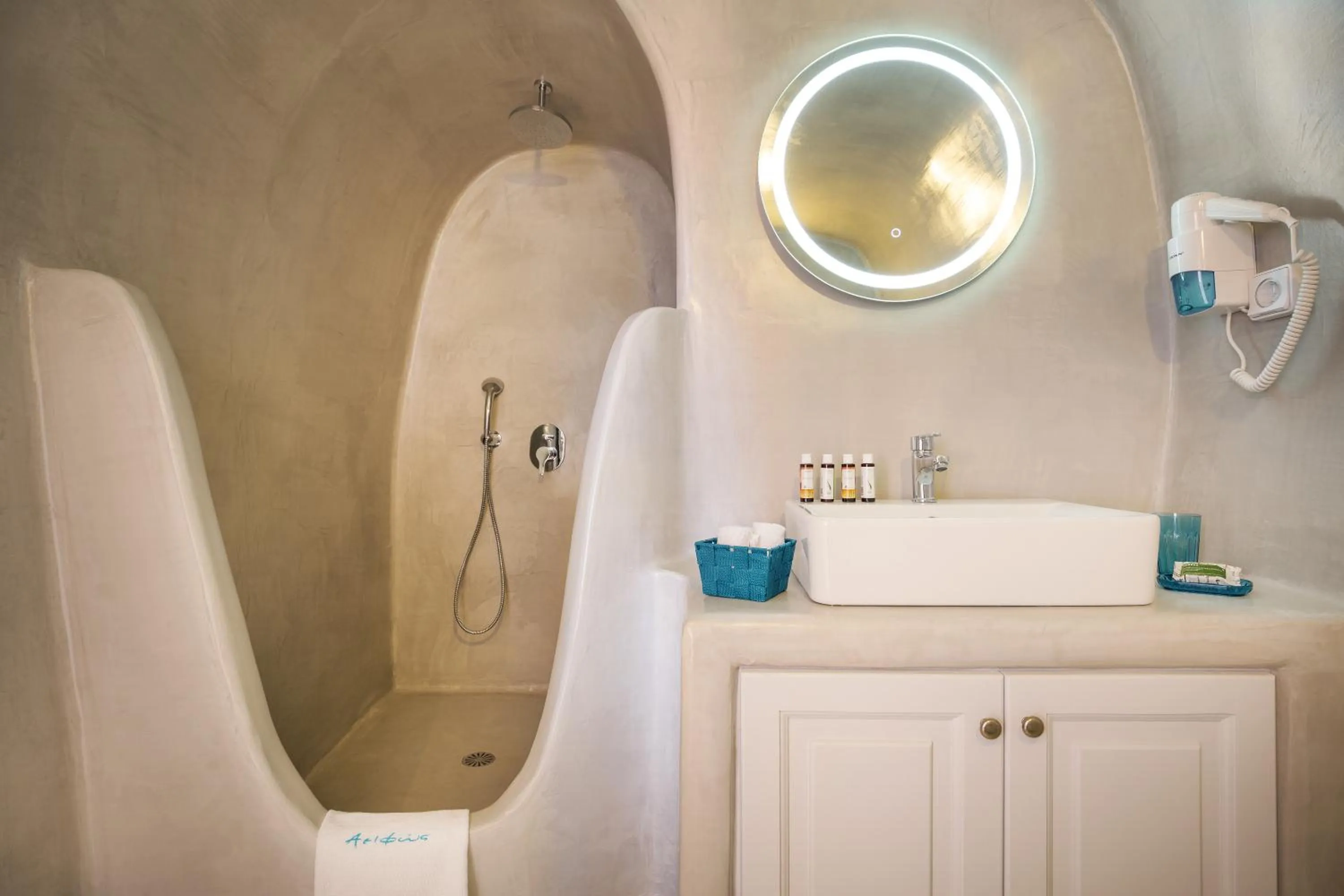 Bathroom in Horizon Aeifos Suites