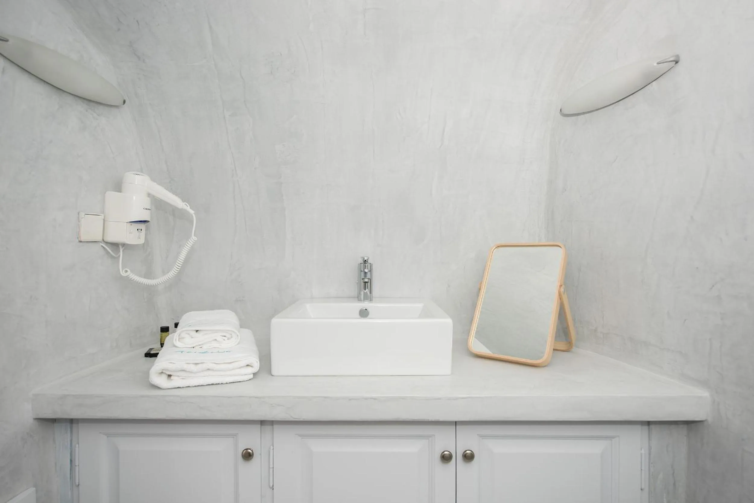 Bathroom in Horizon Aeifos Suites