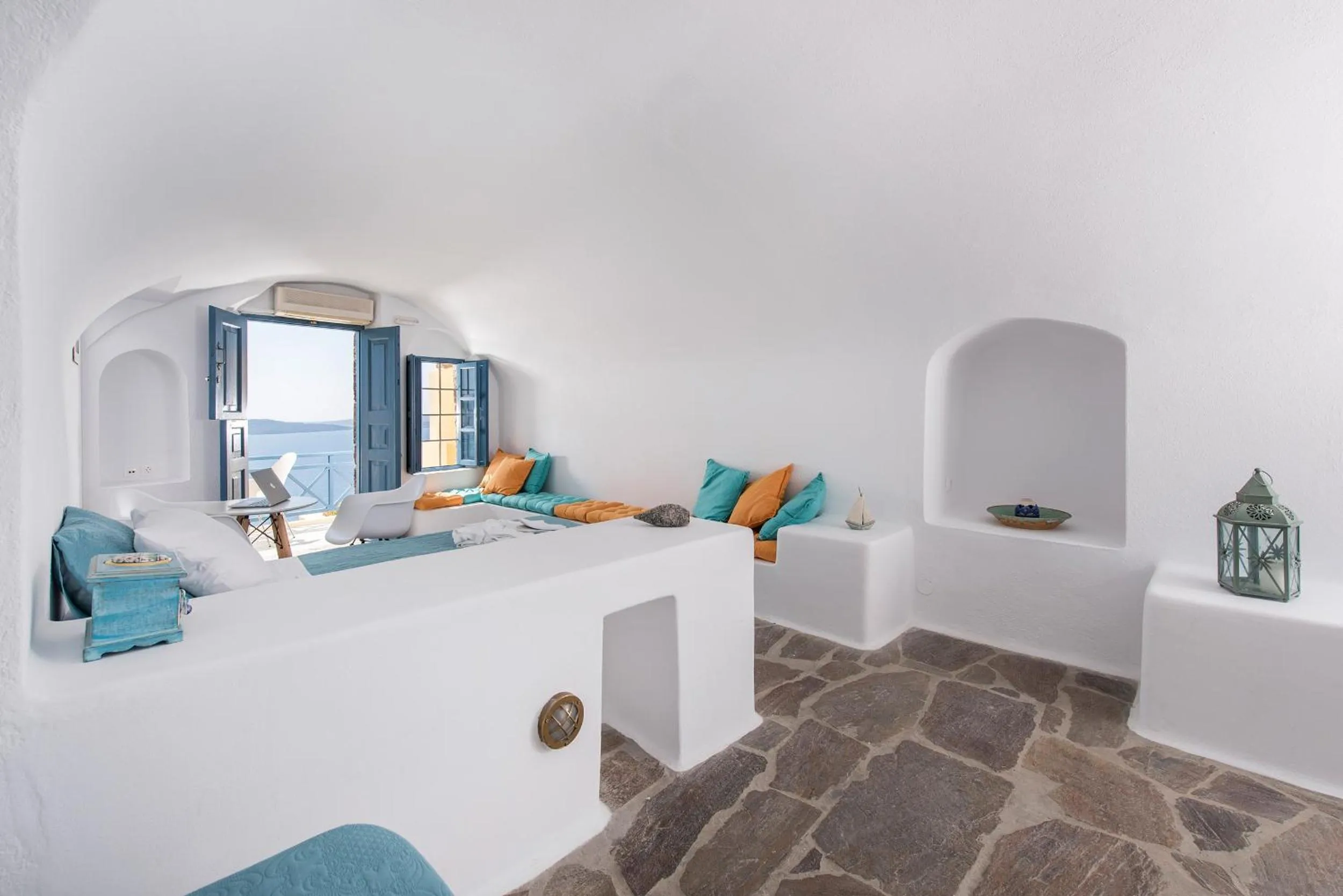 Photo of the whole room in Horizon Aeifos Suites