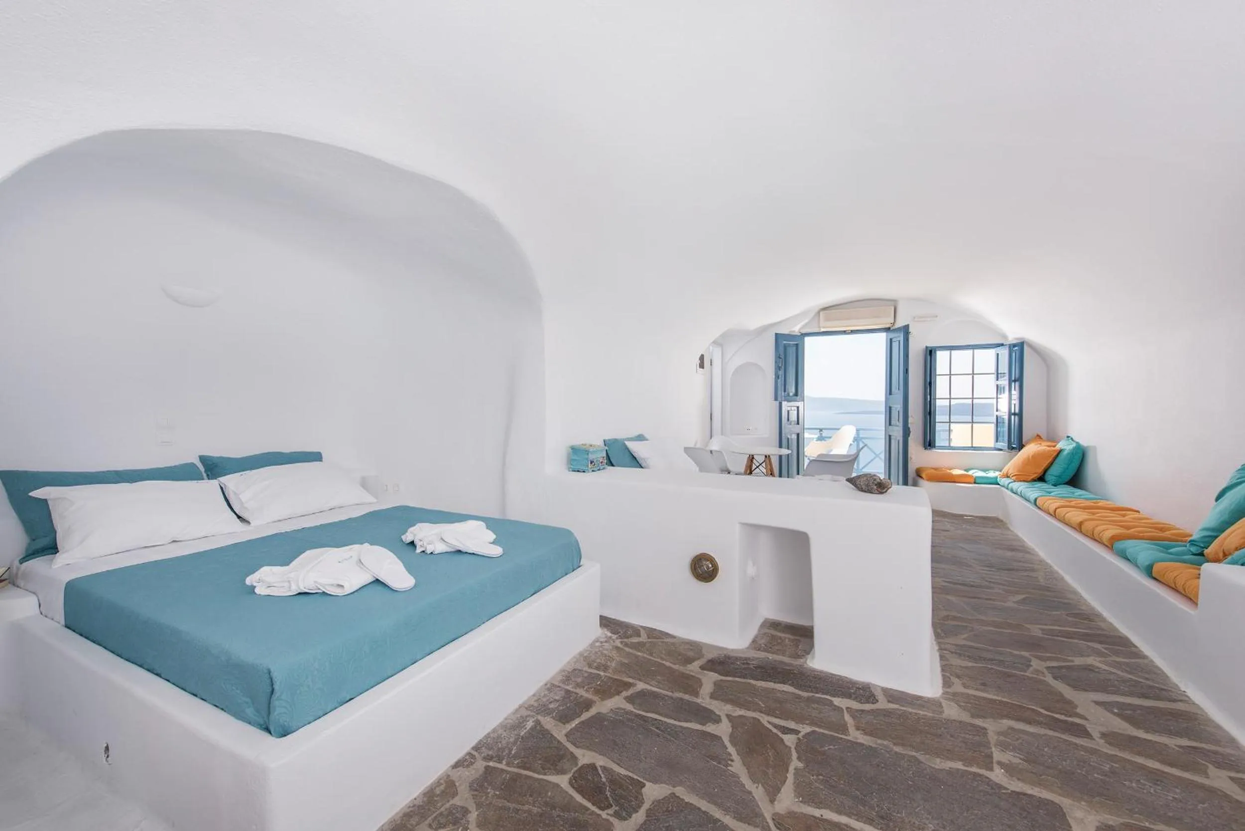 Photo of the whole room in Horizon Aeifos Suites