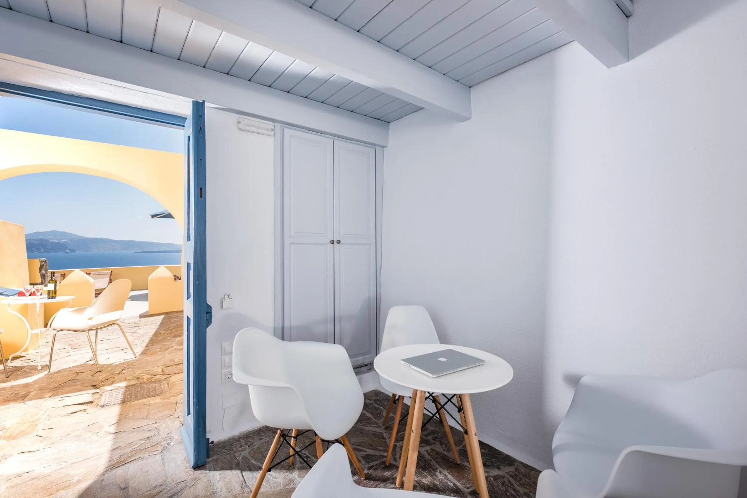 Photo of the whole room in Horizon Aeifos Suites