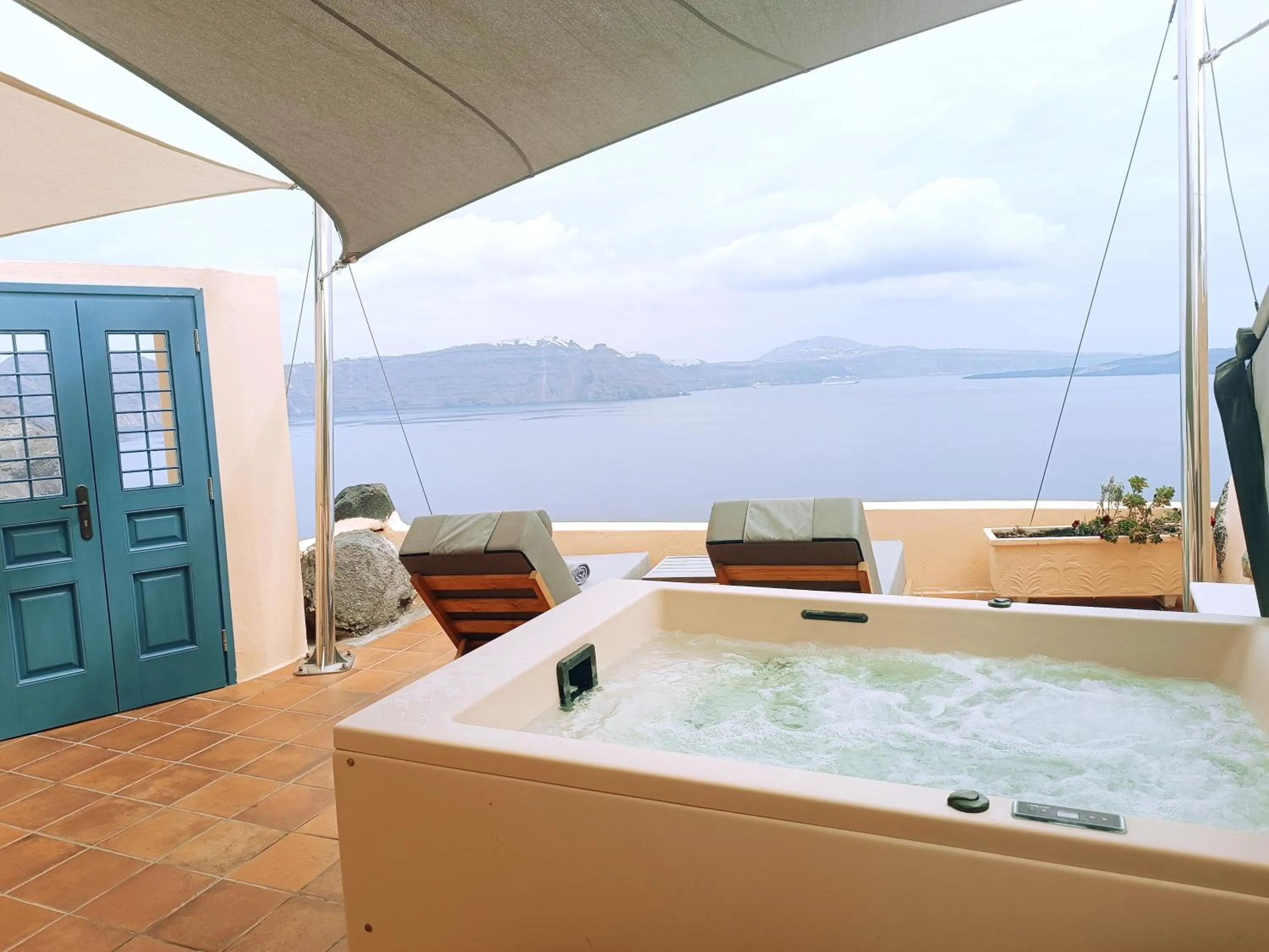 Hot Tub in Horizon Aeifos Suites