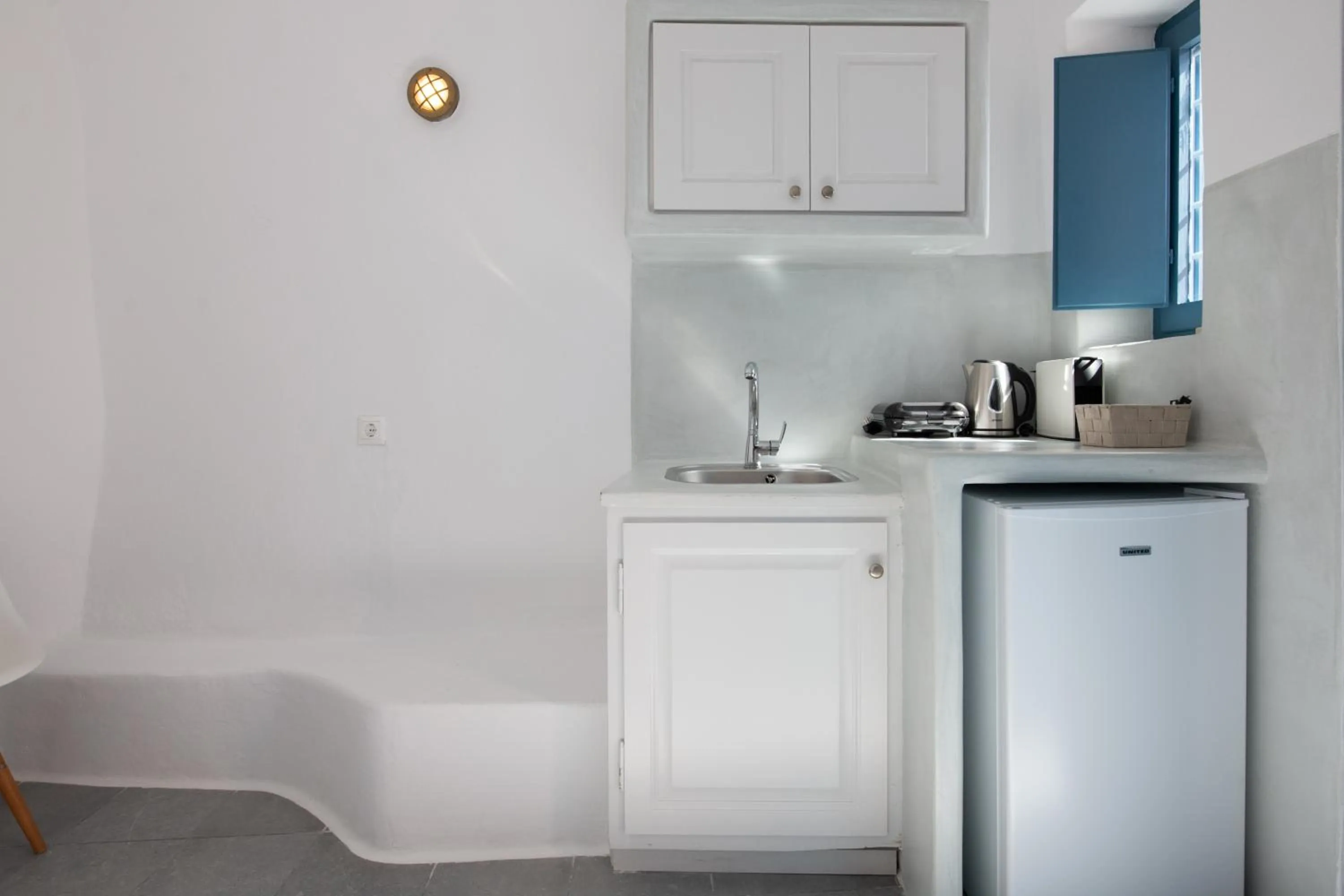 Coffee/tea facilities in Horizon Aeifos Suites