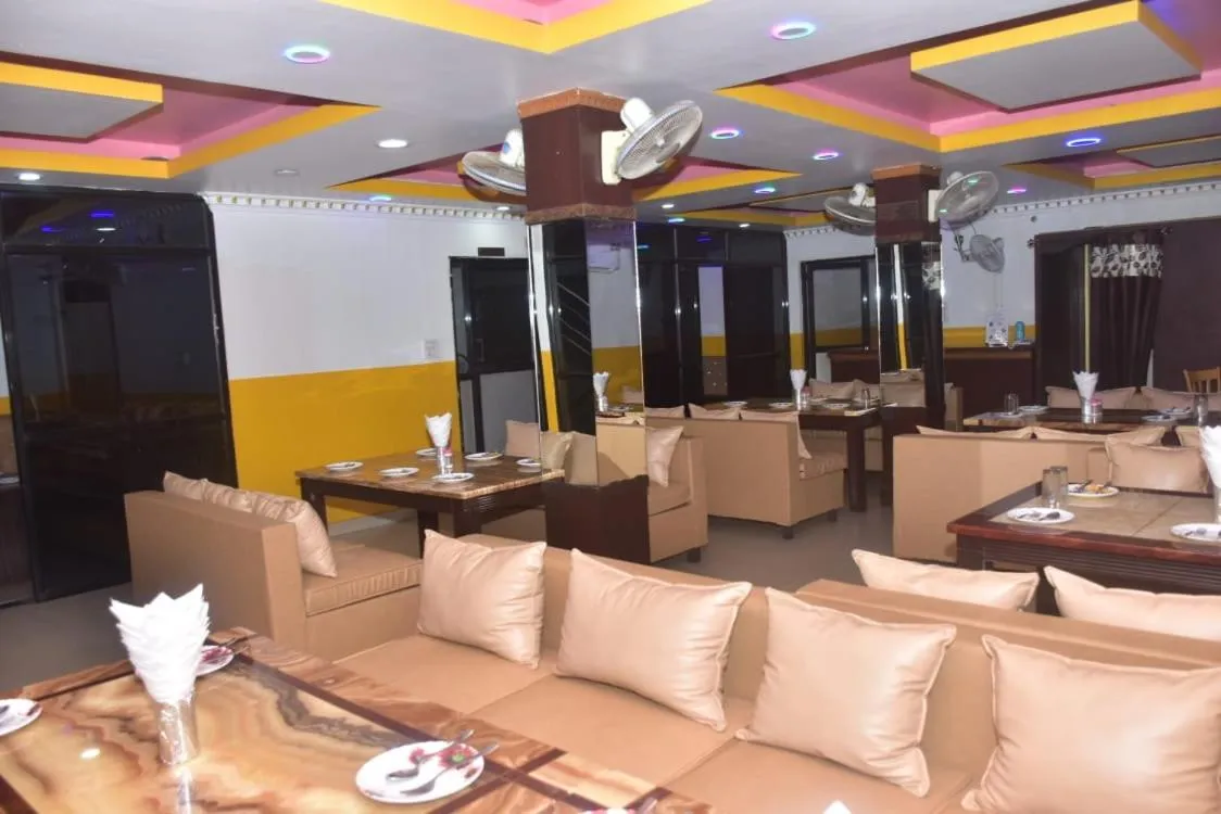 Restaurant/places to eat in Hotel City Star