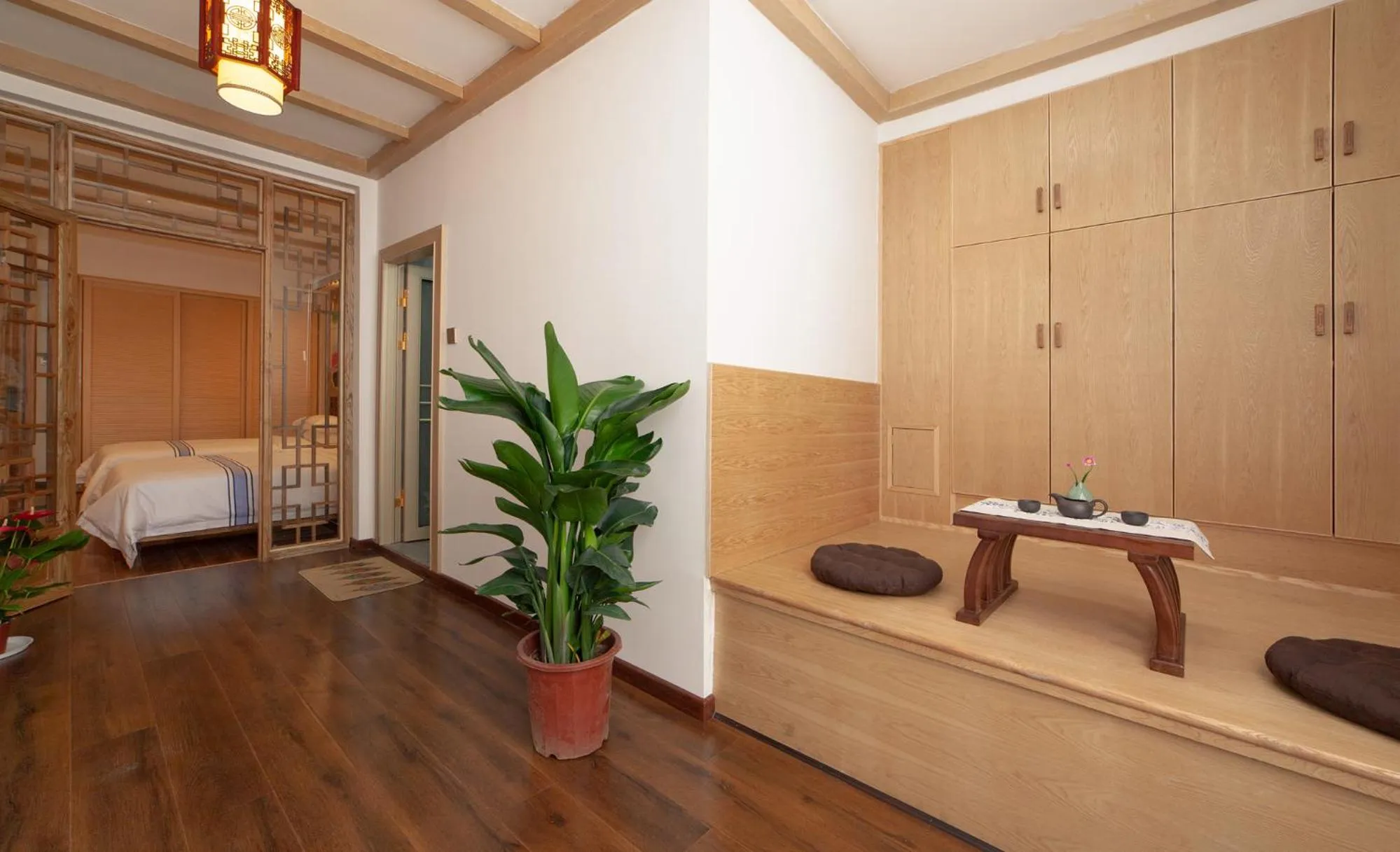 Balcony/Terrace, Bed in Hotel California Zhangjiajie