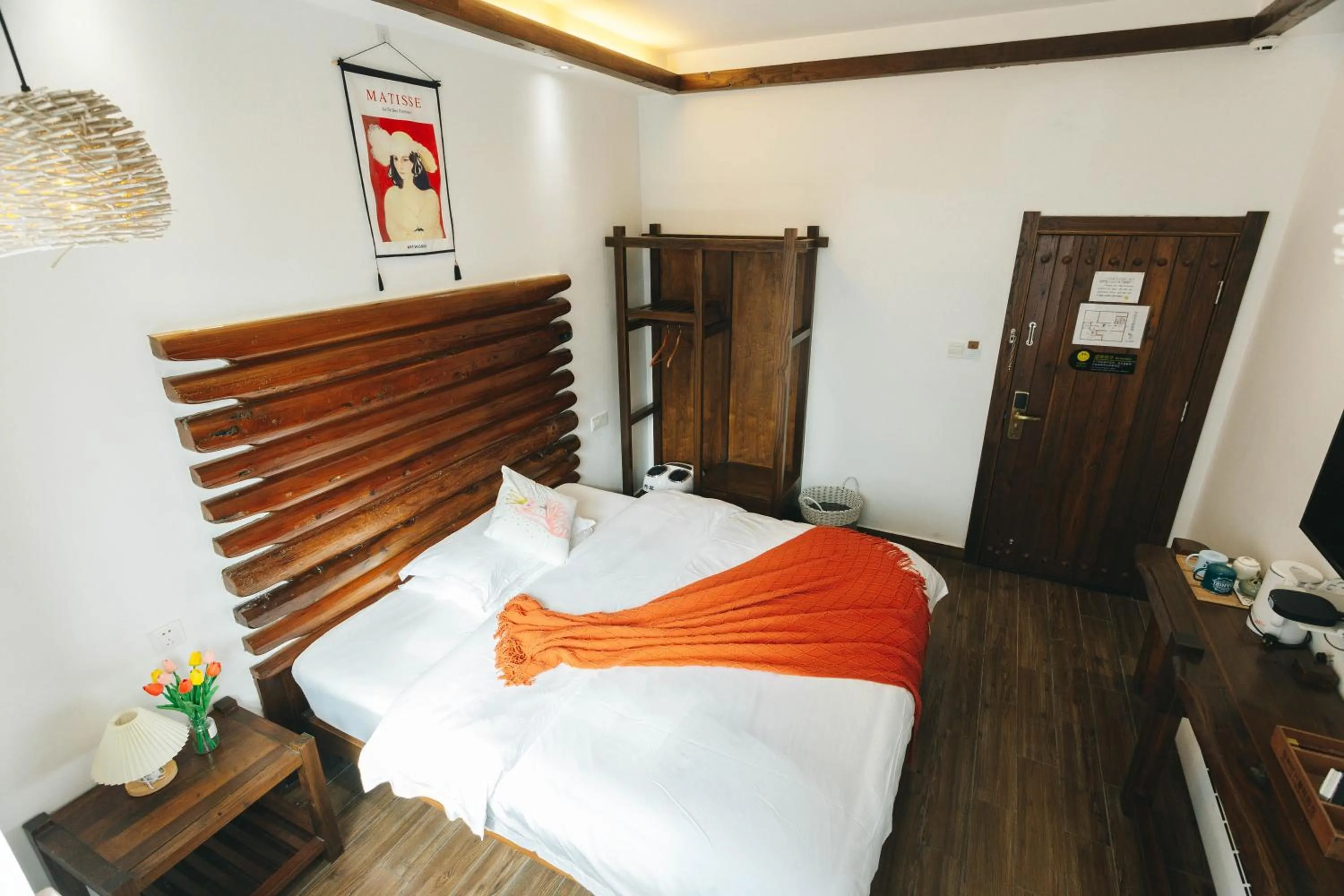 Photo of the whole room, Bed in Hotel California Zhangjiajie