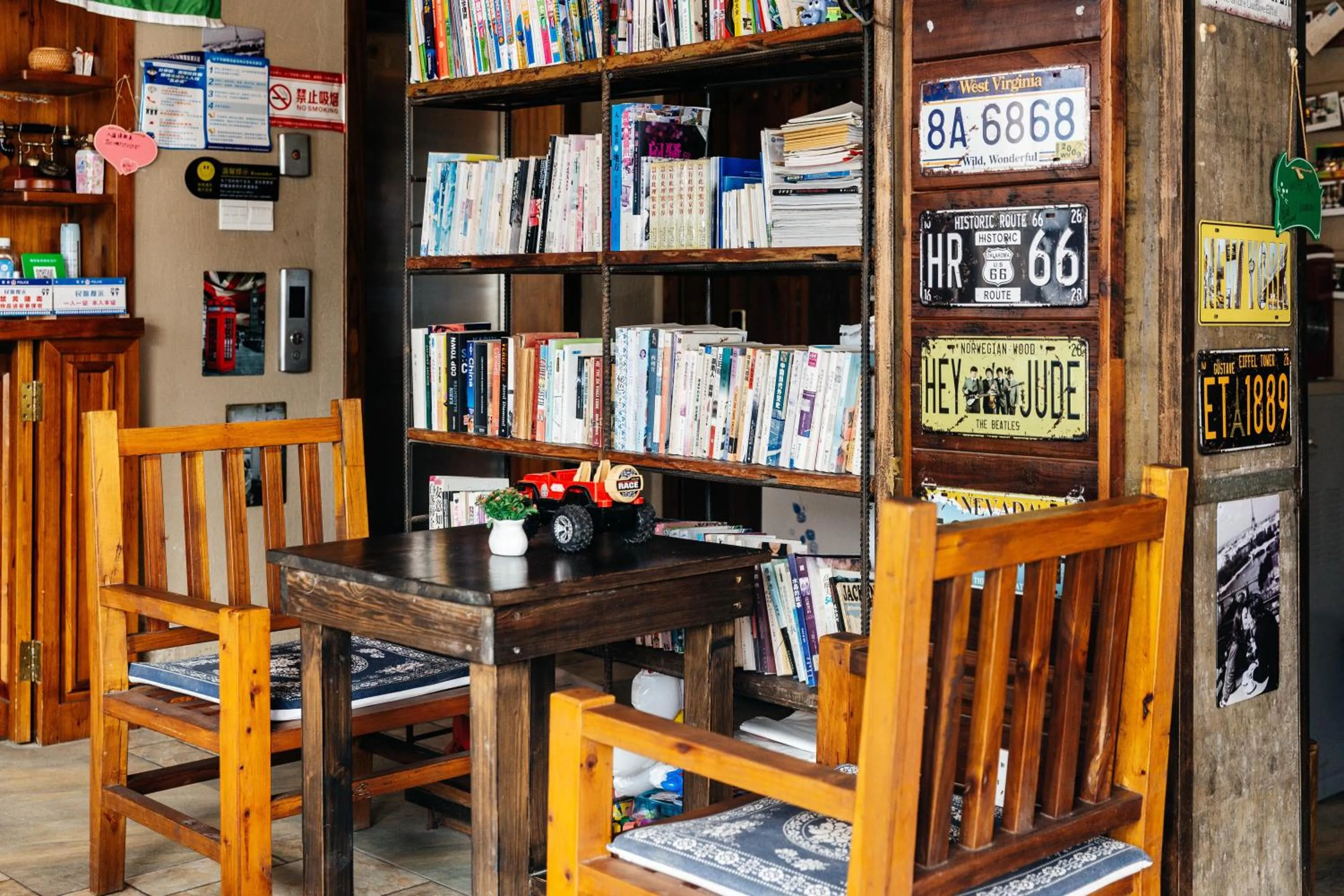 Library in Hotel California Zhangjiajie
