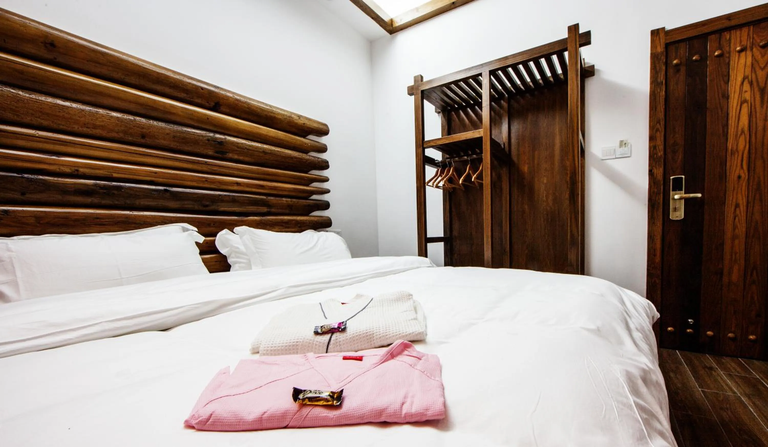 Photo of the whole room, Bed in Hotel California Zhangjiajie