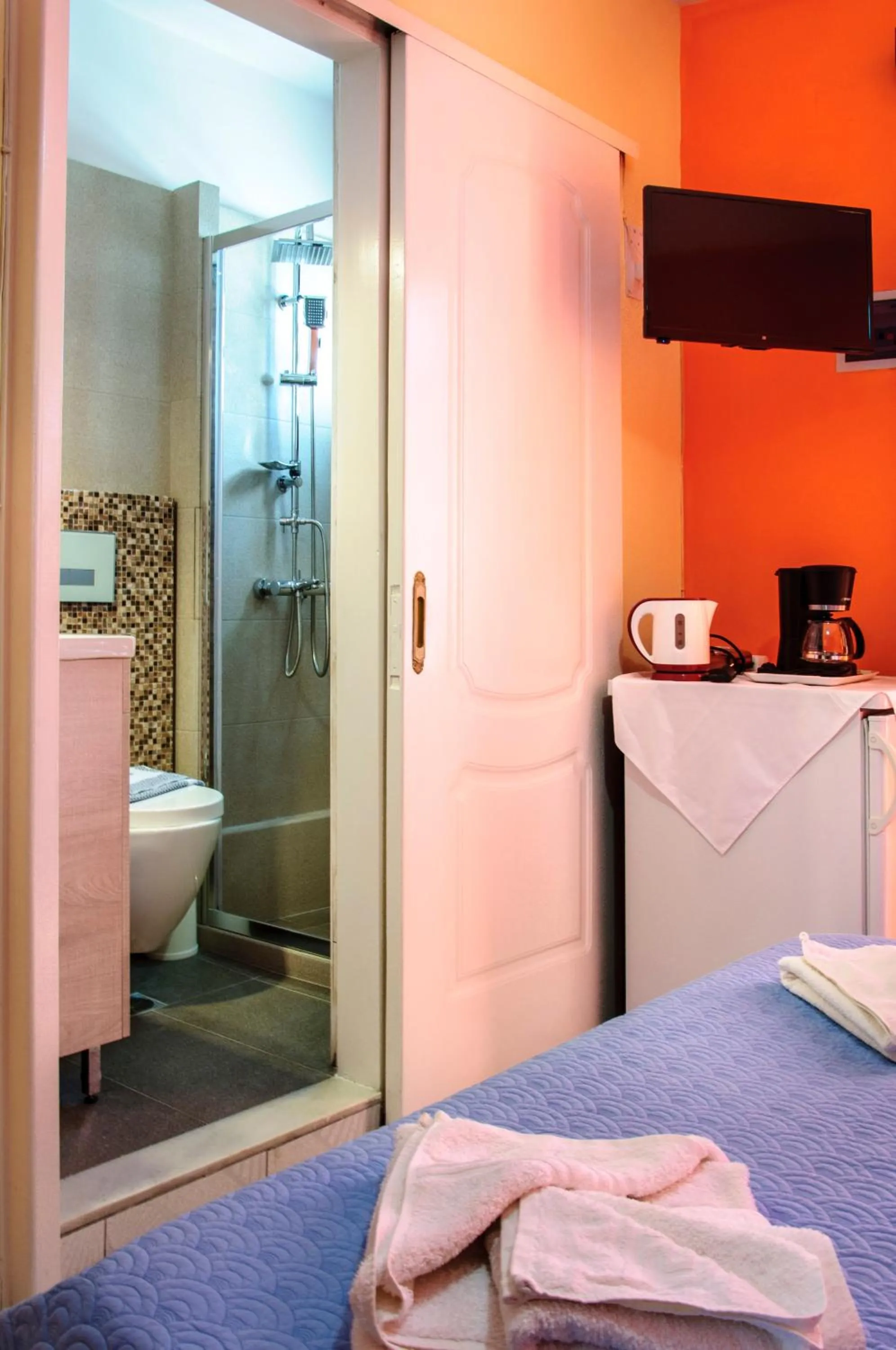 Shower, Bed in Christina Rooms