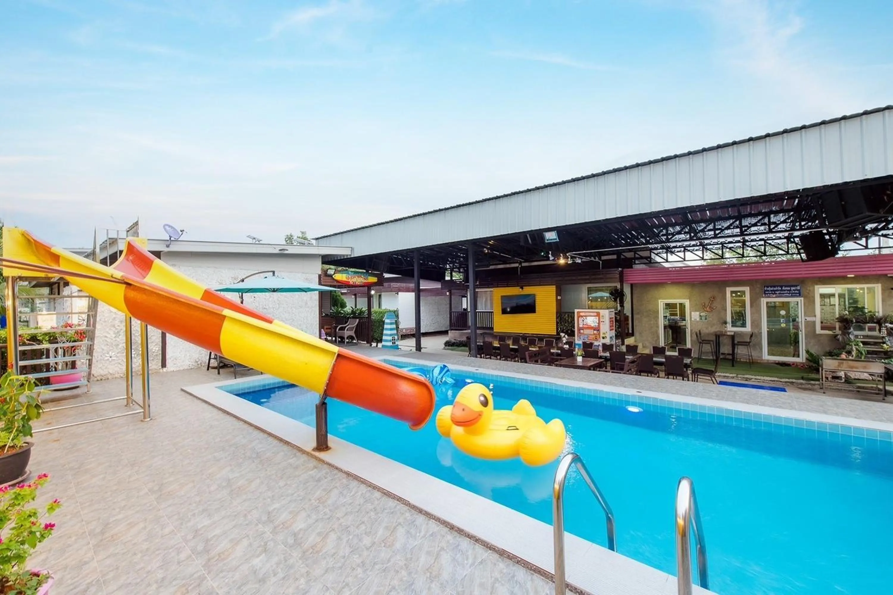 Swimming pool in Ton Hom Pool Party