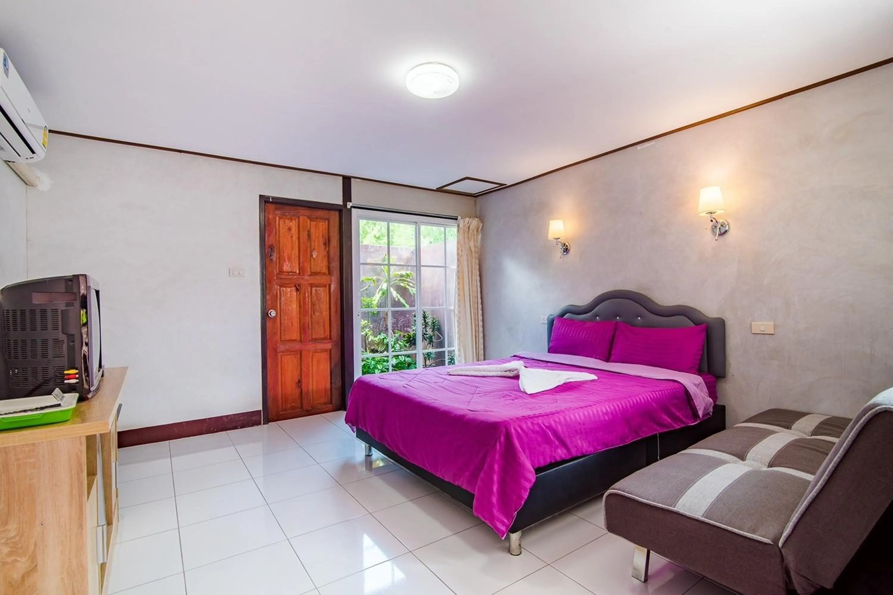 Bed in Ton Hom Pool Party