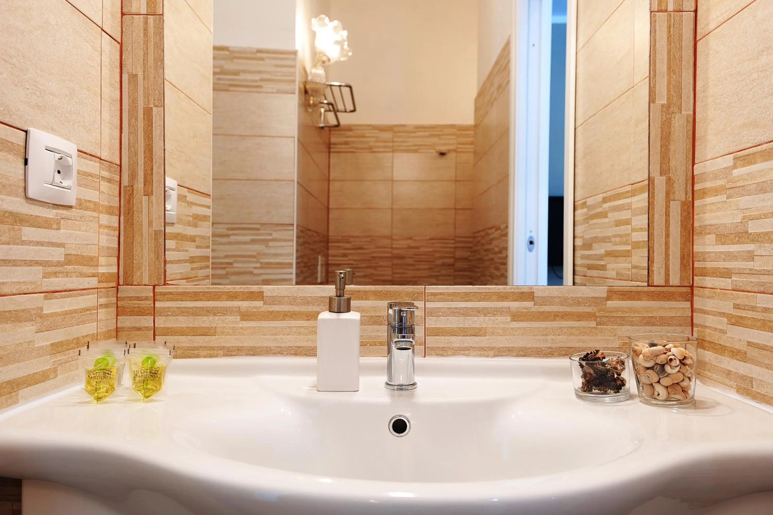 Shower in Onda Marina Rooms