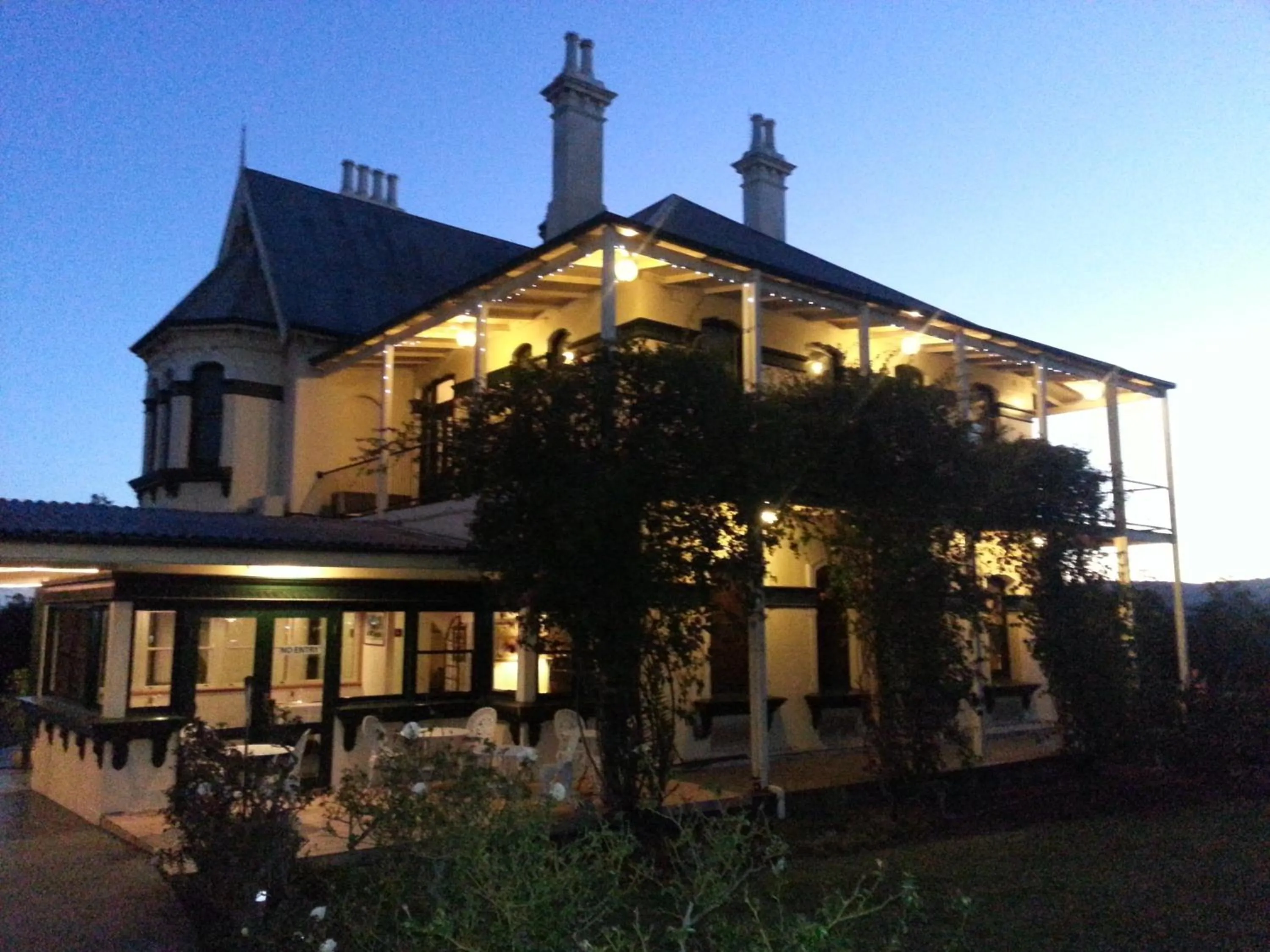 Property building in Airlie House Motor Inn