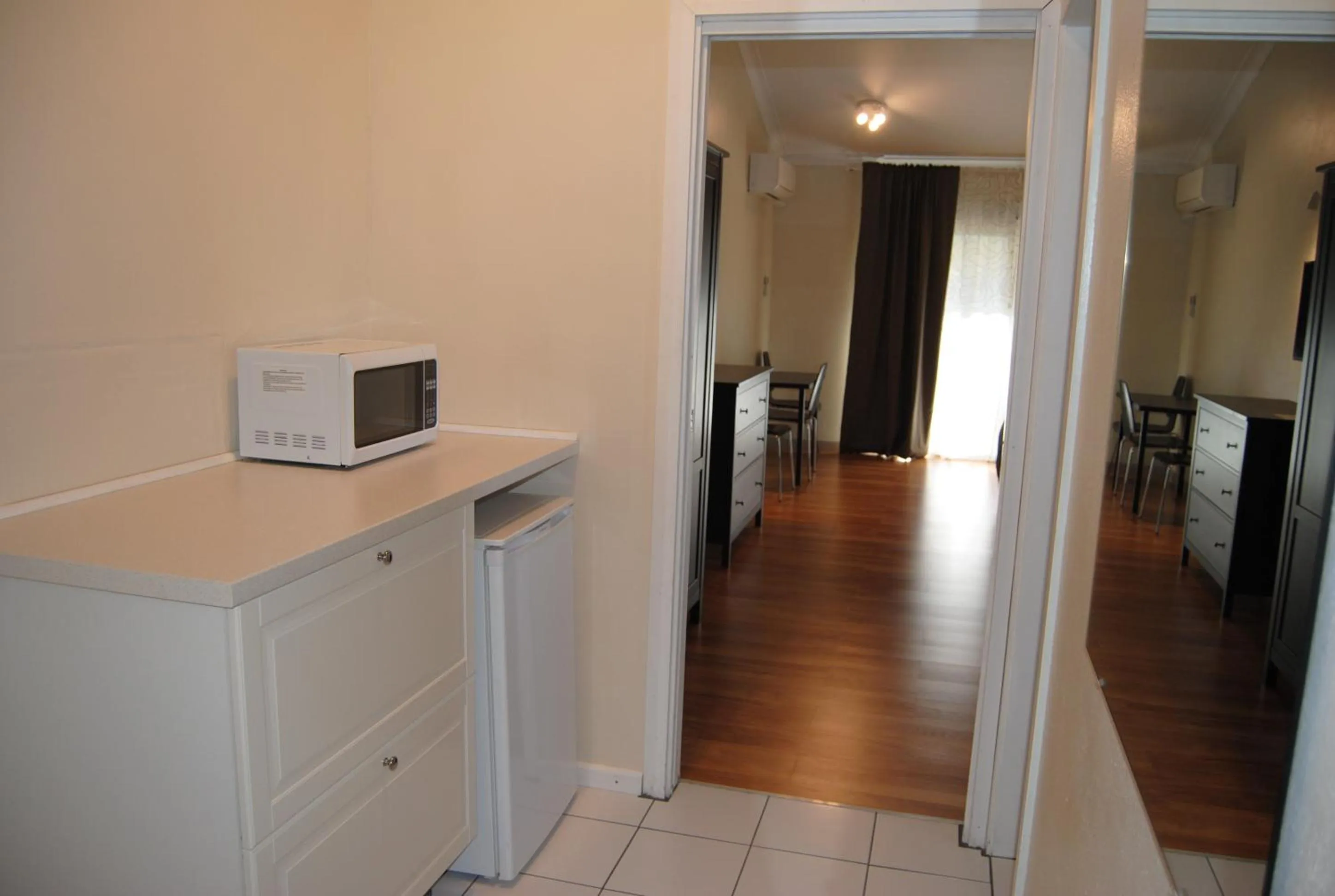 Coffee/tea facilities in Airlie House Motor Inn