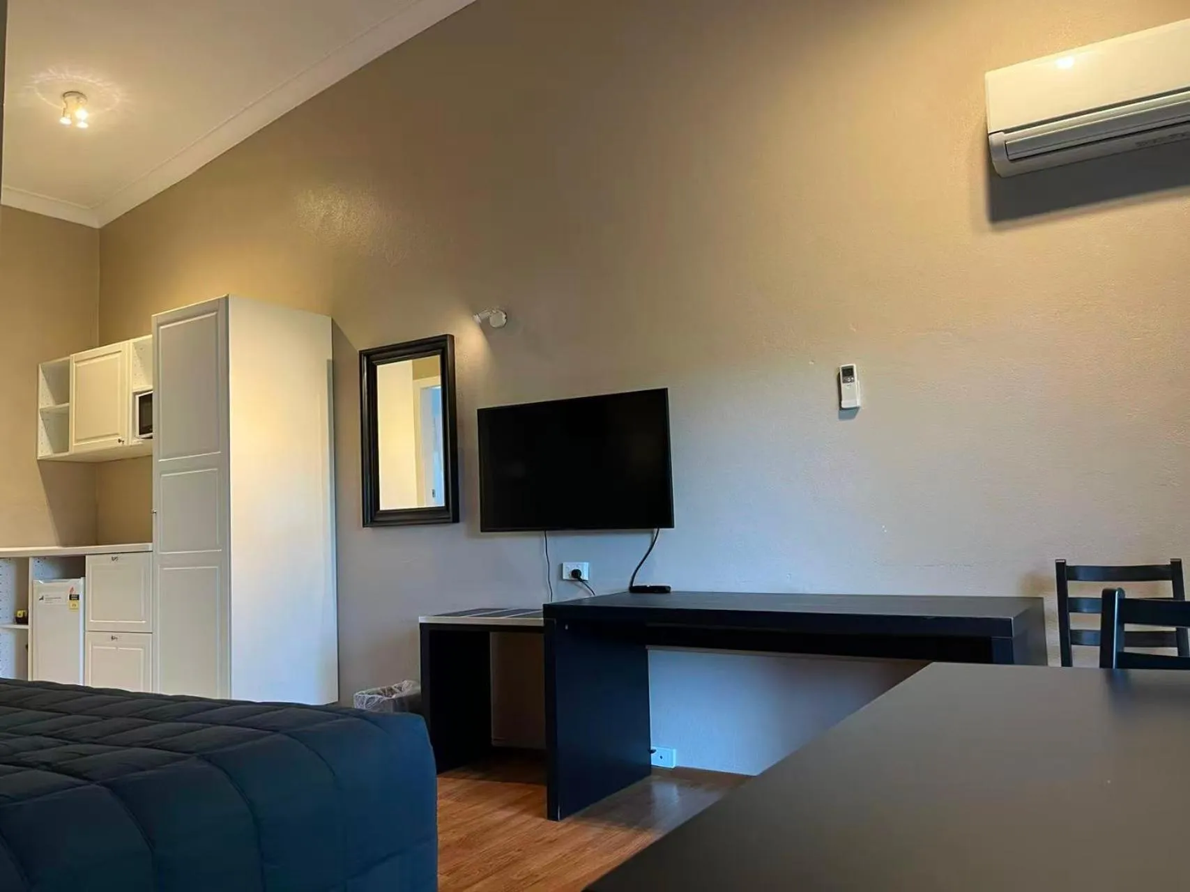 Seating area in Airlie House Motor Inn