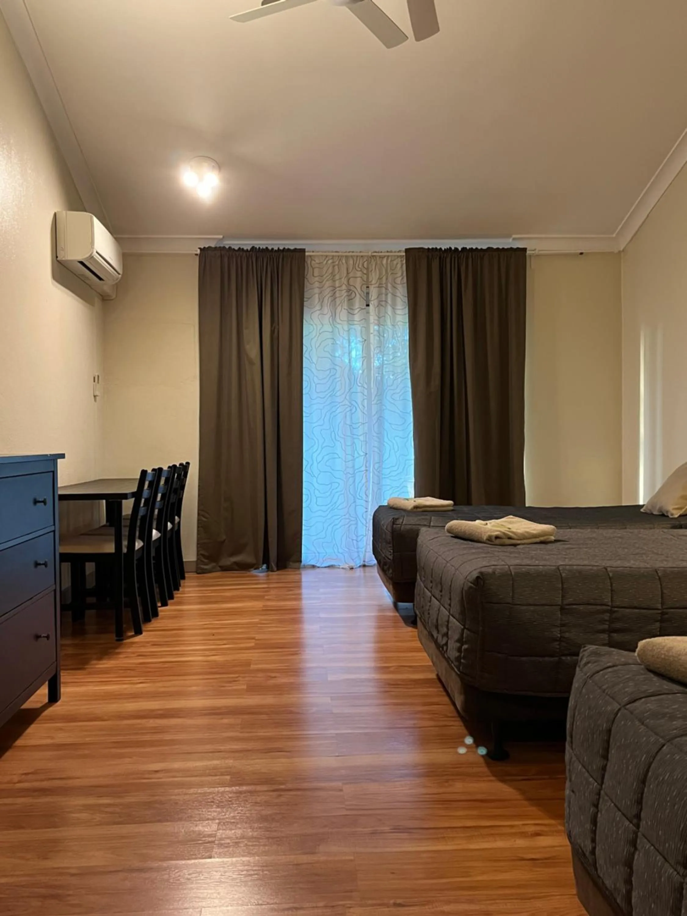 Bedroom, Bed in Airlie House Motor Inn