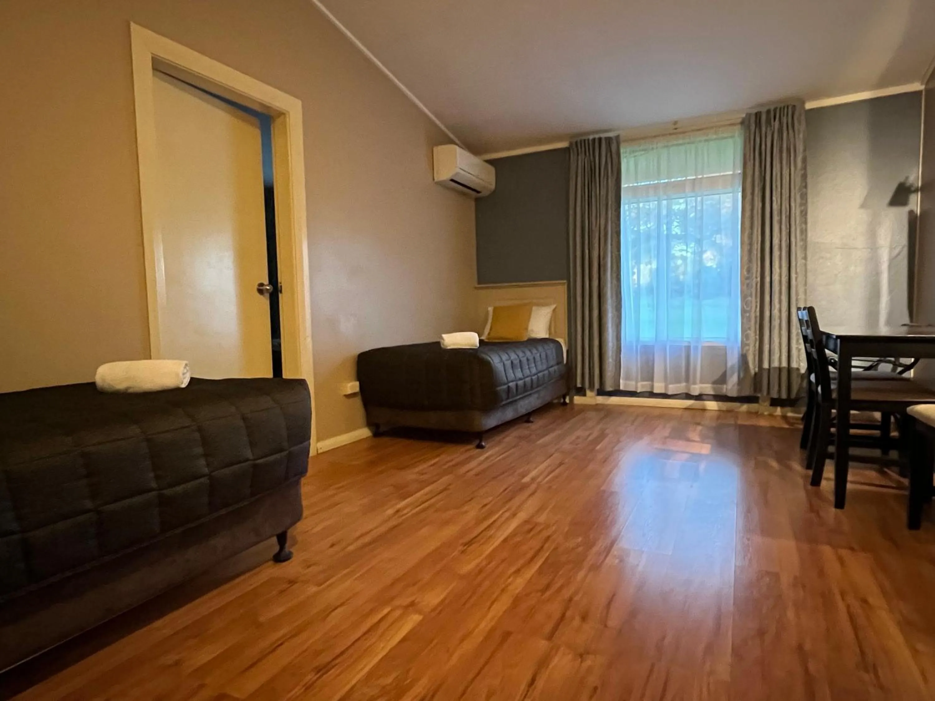 Bedroom in Airlie House Motor Inn