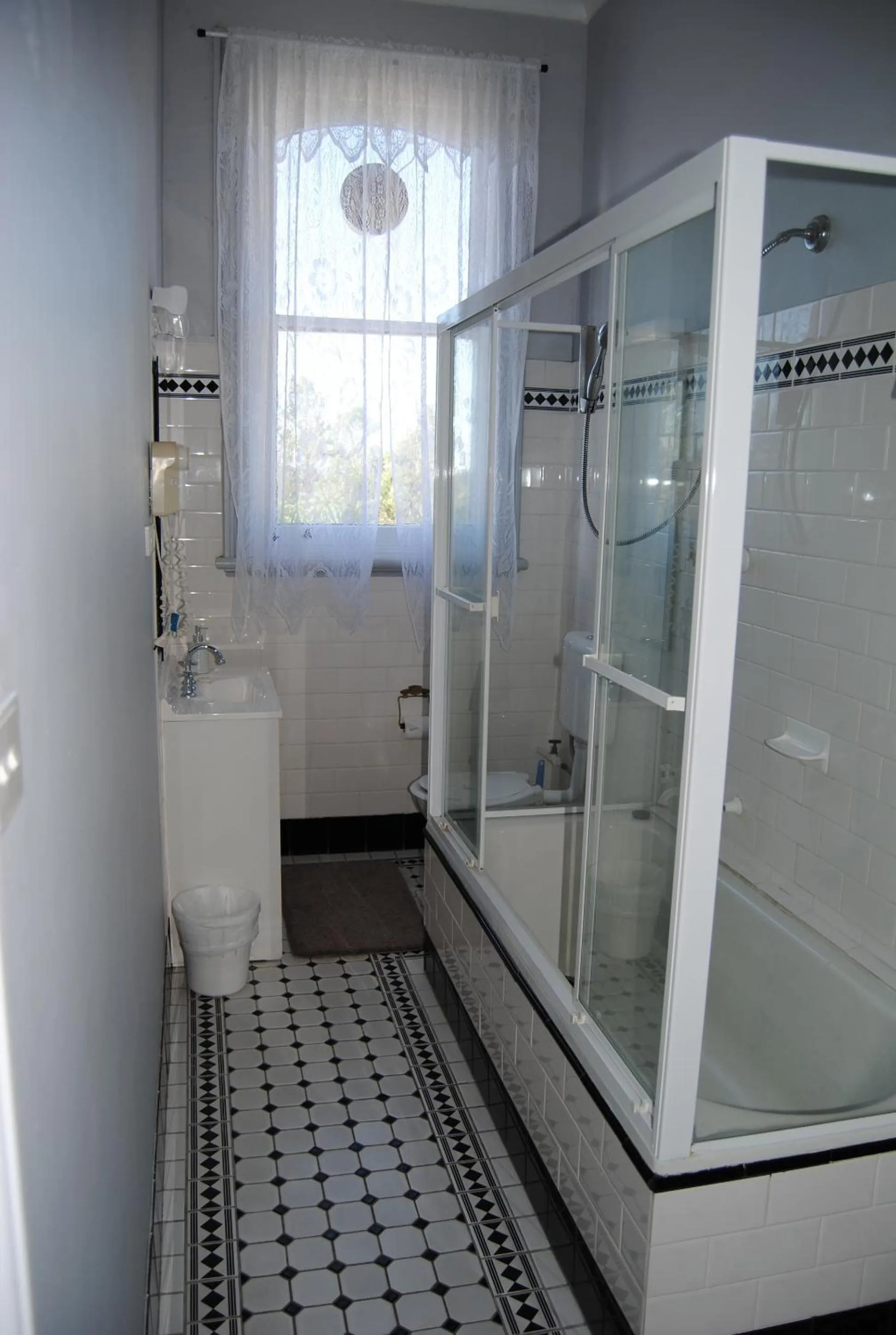 Bathroom in Airlie House Motor Inn