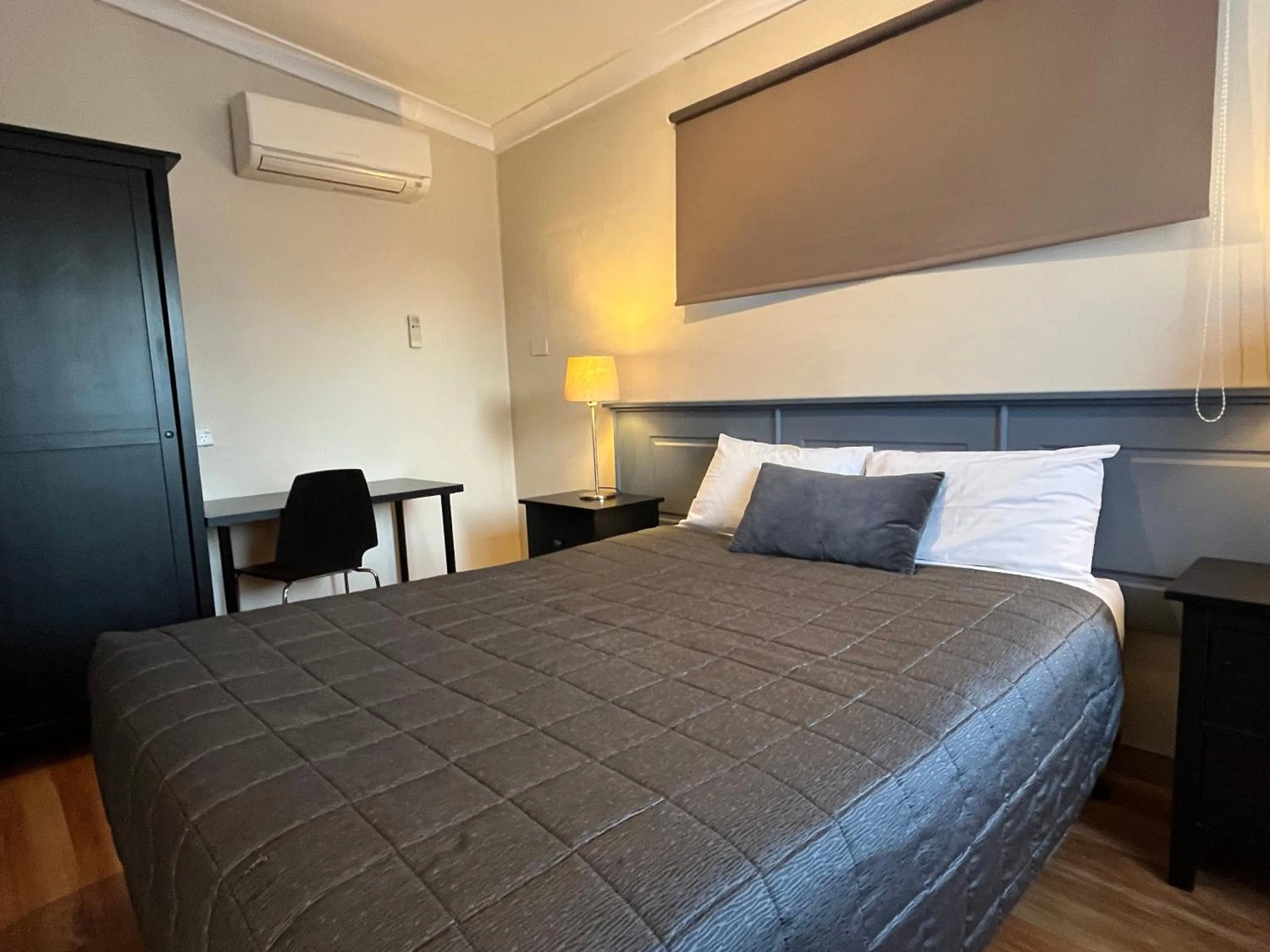 Bedroom, Bed in Airlie House Motor Inn