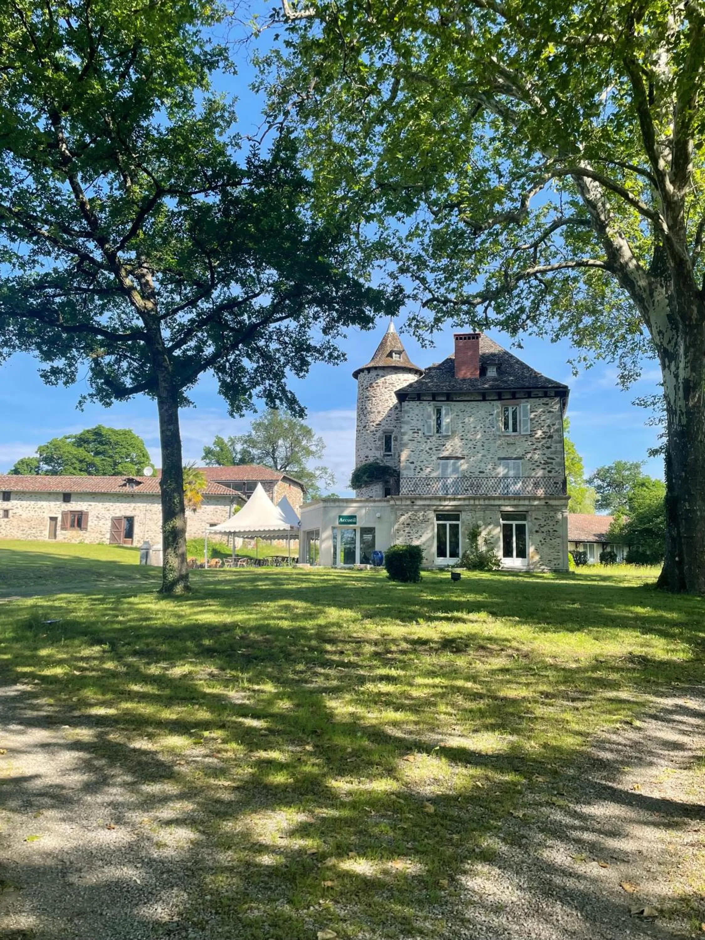 Property building in La Chatelleraie