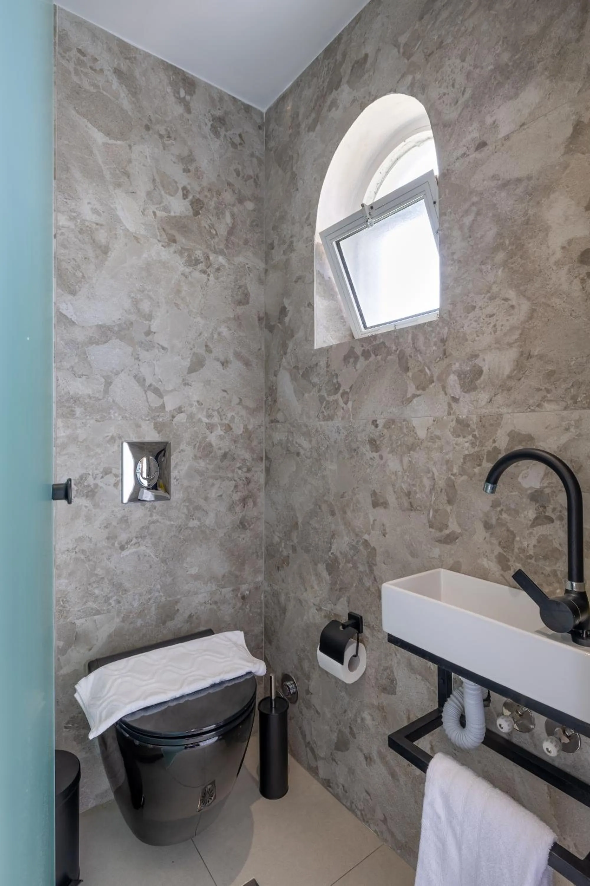 Toilet in Iviskos - Adults Only