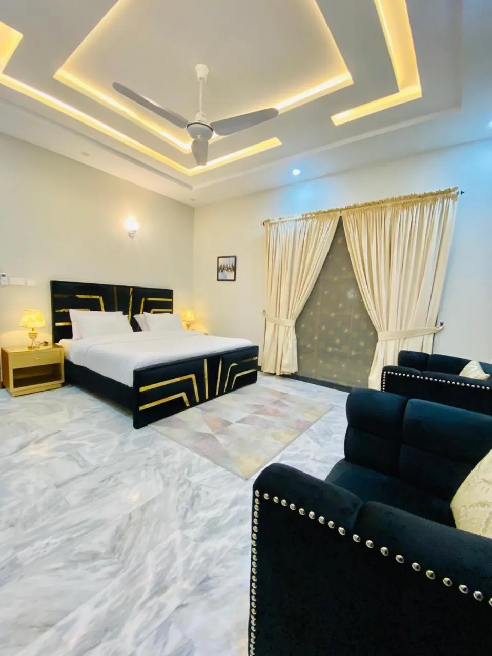 Bed in Travis Executive Guest House Islamabad