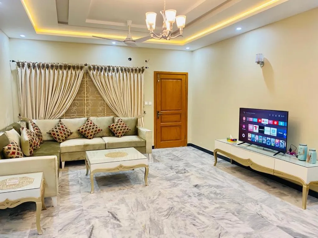 TV and multimedia in Travis Executive Guest House Islamabad