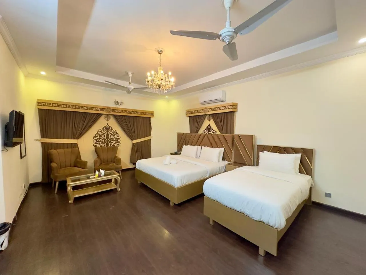 Communal lounge/ TV room in Travis Executive Guest House Islamabad