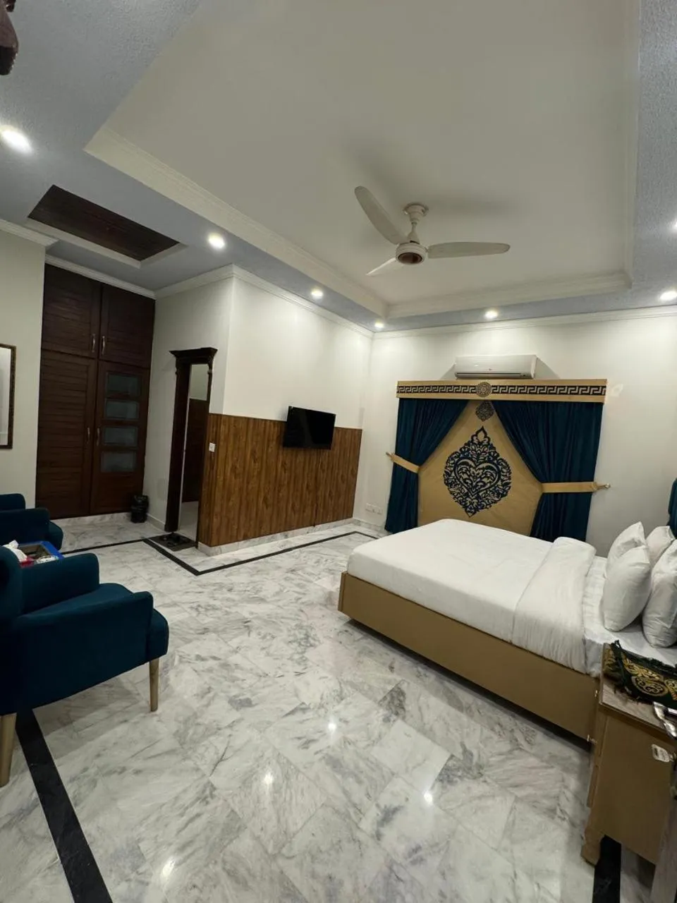Bed in Travis Executive Guest House Islamabad
