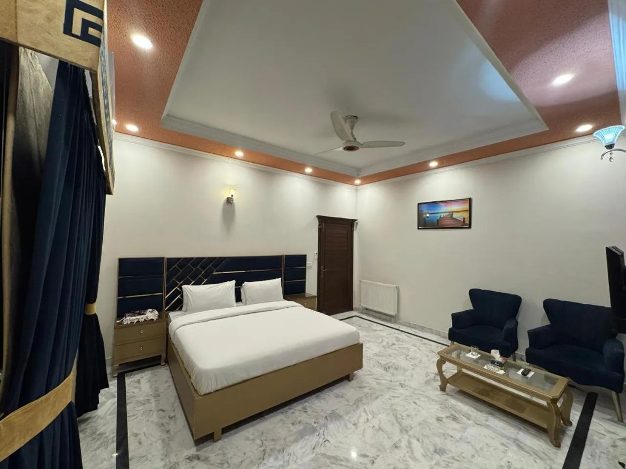Bed in Travis Executive Guest House Islamabad