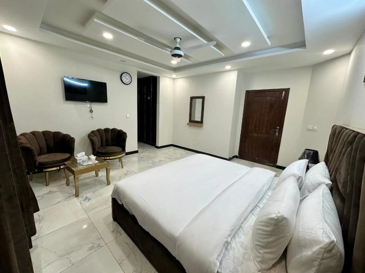 Bed in Travis Executive Guest House Islamabad
